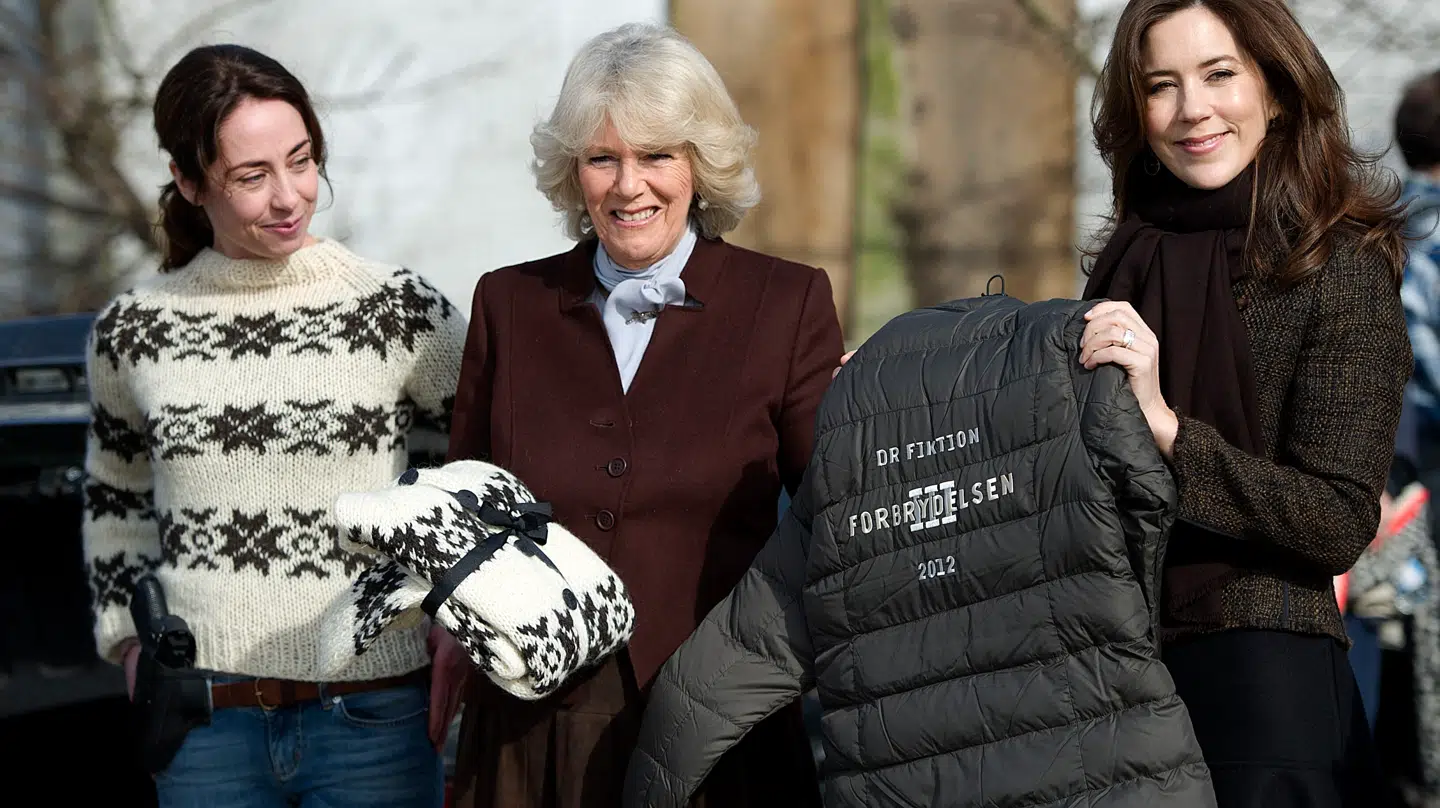 Sofie Gråbøl med daværende hertuginde Camilla af Storbritannien og daværende kronprinsesse Mary under optagelserne af 'Forbrydelsen' i 2012.