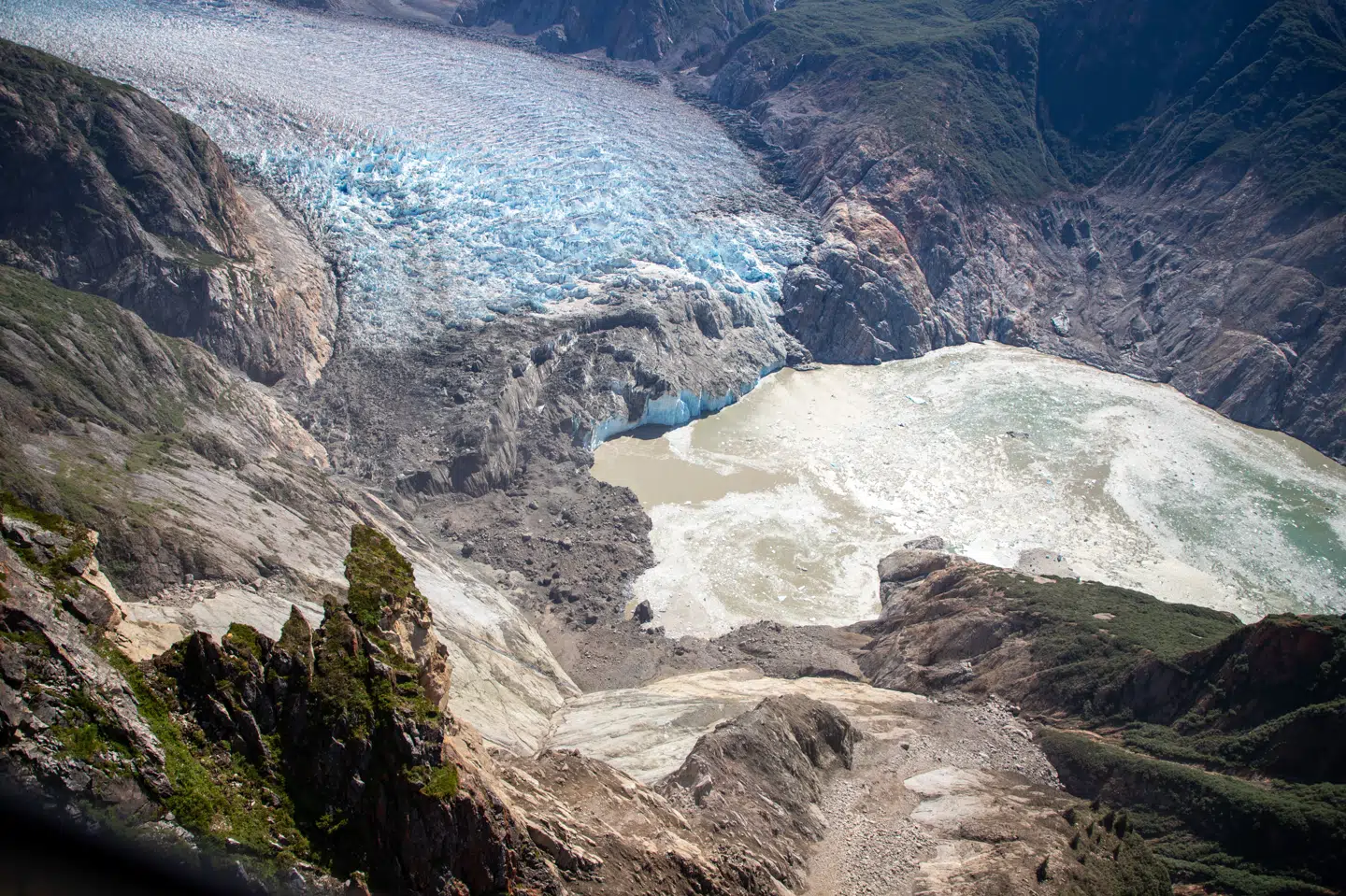 Forskere estimerer, at mindst 63,5 millioner kubikmeter materiale skred i Tracy Arm-fjorden i Alaska ved fjeldskreddet.