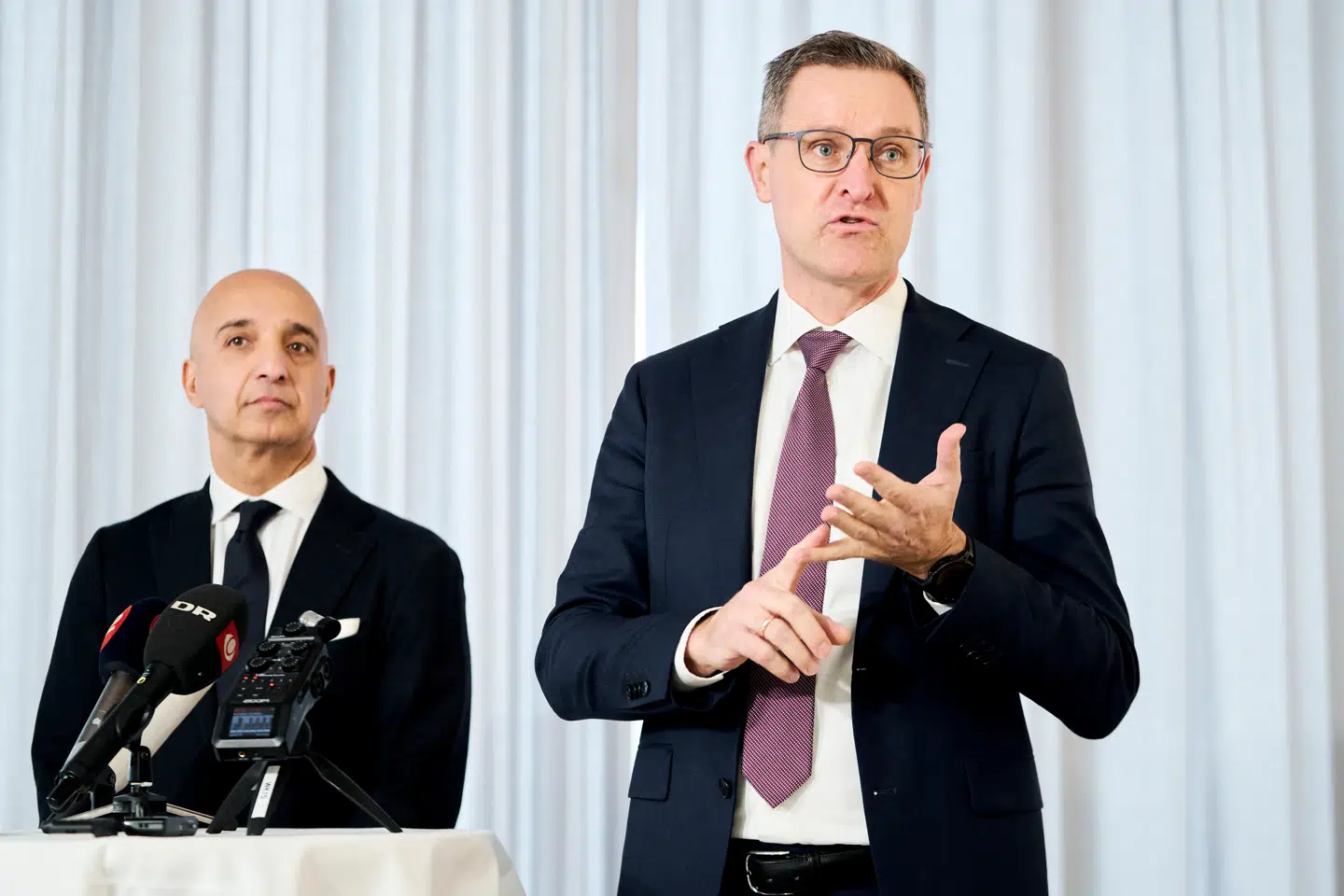 Novo Nordisks administrerende direktør, Mike Doustdar, og finansdirektør, Karsten Munk Knudsen (th.) kommenterede i dag selskabets kvartalsregnskab. Sidstnævnte aner spækker af lys, fortæller han efter regnskabet. Her er de fotograferet i februar.
