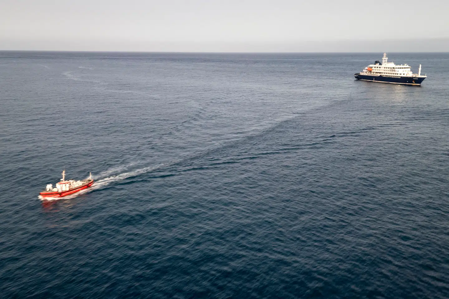 En ambulancebåd evakuerede onsdag tre personer ombord på krydstogtskibet »MV Hondius«.