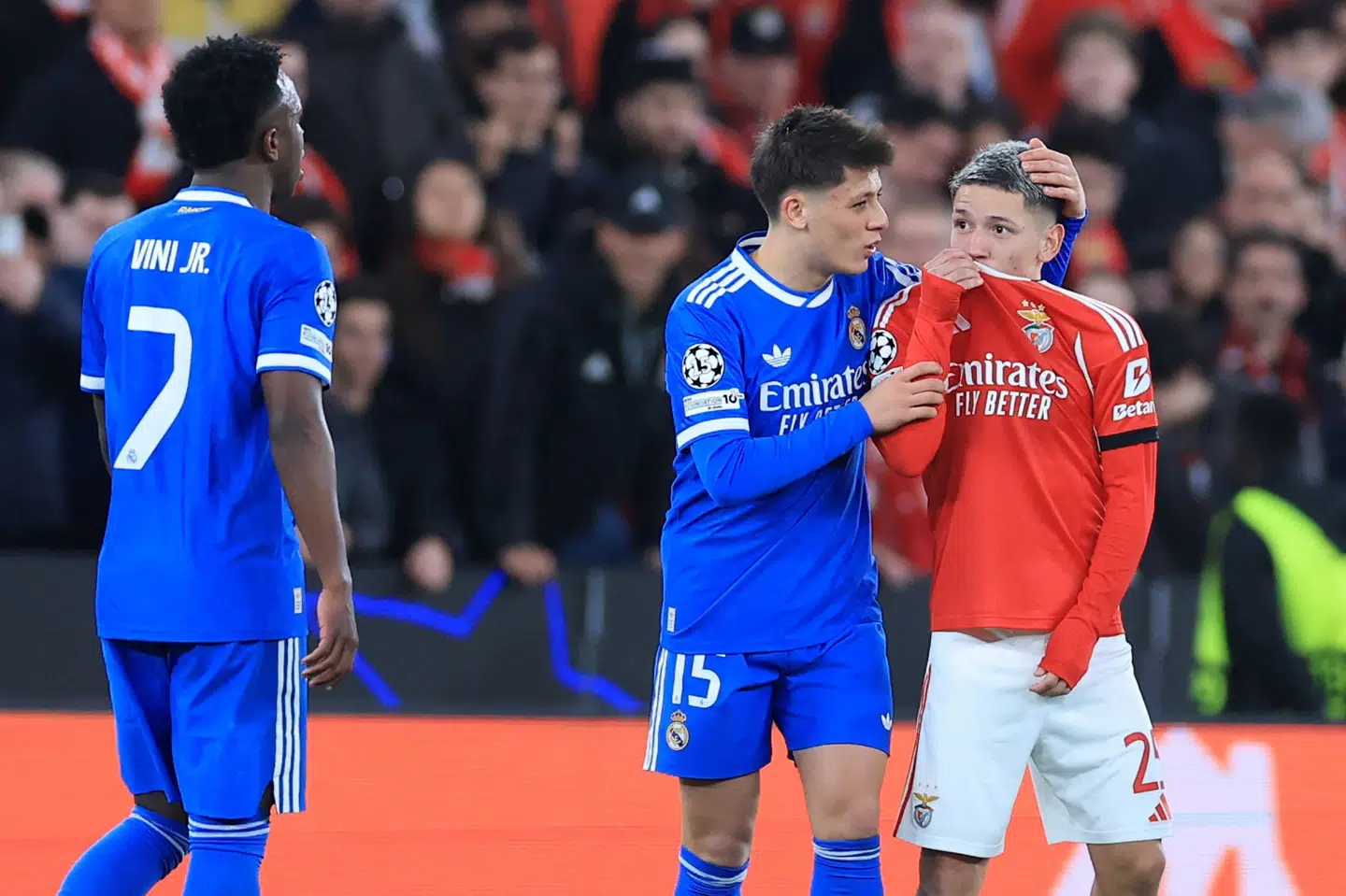 Vinícius Júnior (til venstre) hævder, at Gianluca Prestianni (til højre) kaldte ham "abe" under episoden, der kom til at koste Benfica-spilleren karantæne. (Arkivfoto).