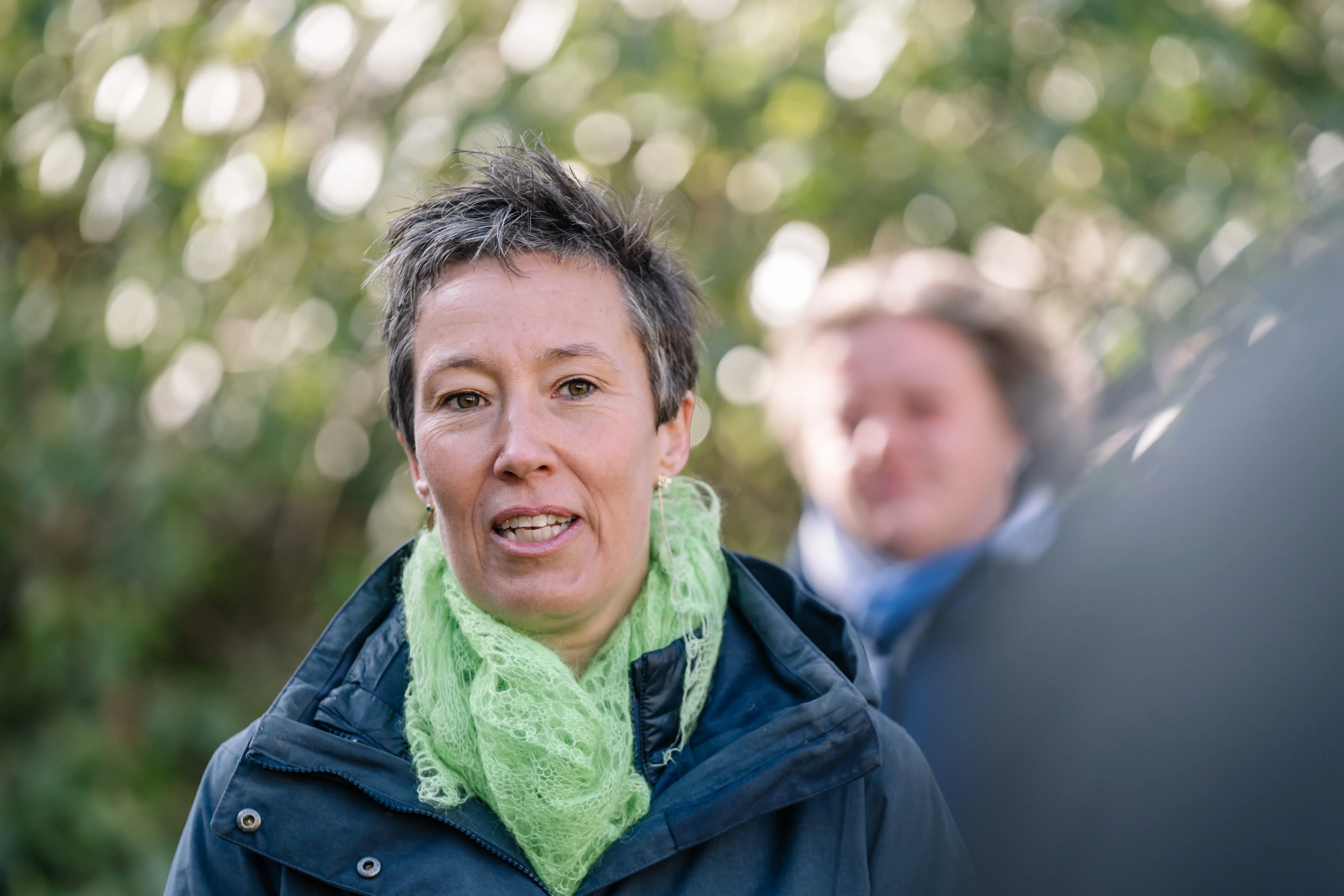Hun langede ud efter ældres klimasvineri. Selv tog Alternativet-politiker flyet til Chile