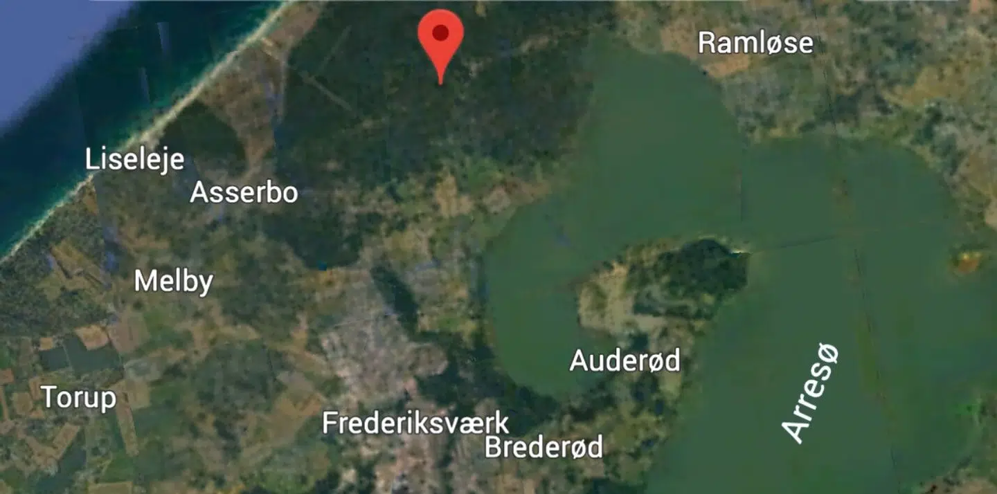 Per Leisbys sommerhus ligger i områder Karsemose Nord mellem Tisvildeleje og Arresø.