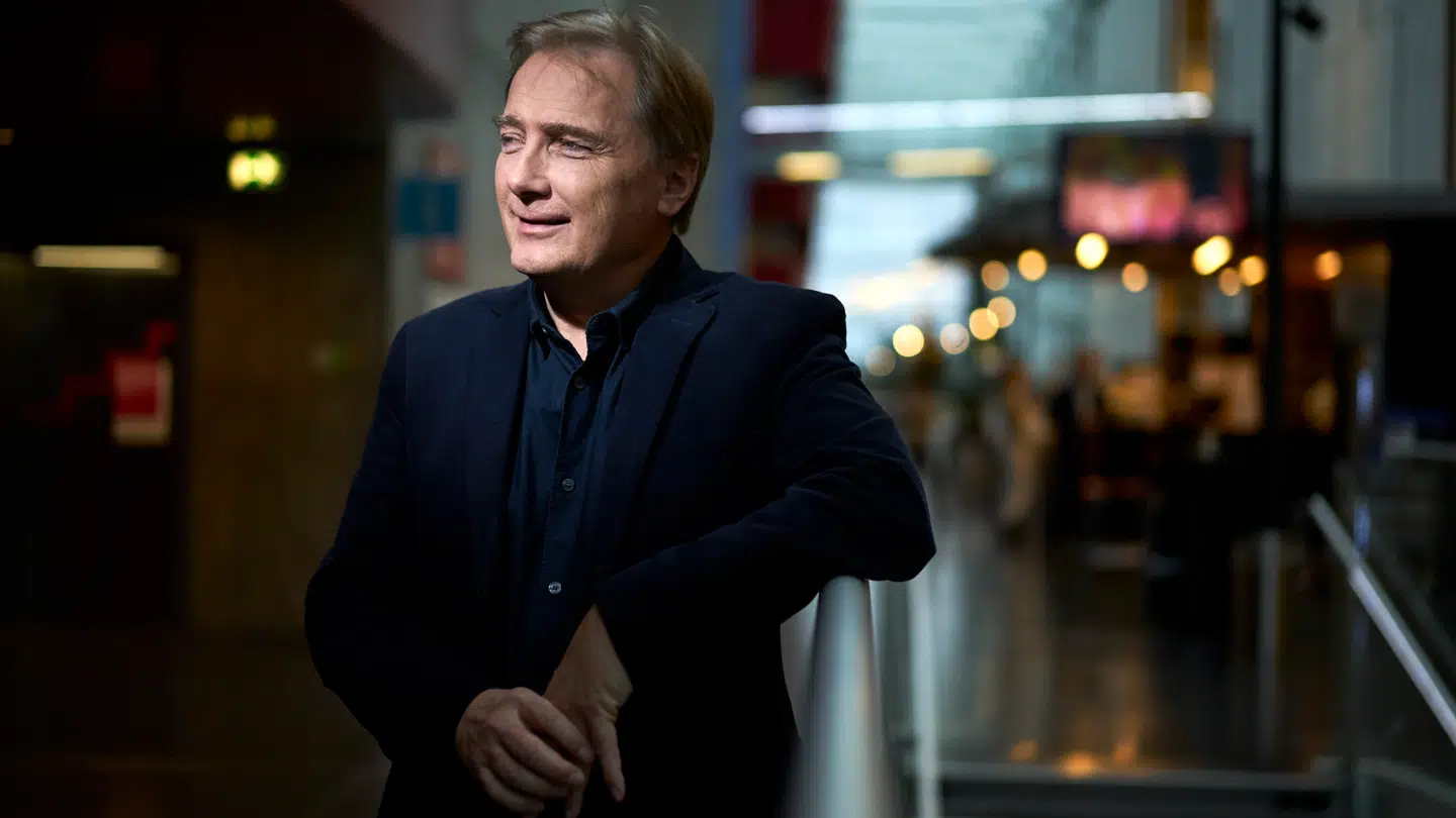 Peter Qvortrup Geisling er normalt tv-læge på DR – men han er altså også en ganske vidende sommerfugle-entusiast og er derfor blevet kaldt ind på arbejde i anledningen af det historiske sommerfugle-fund i dronning Margrethes have.