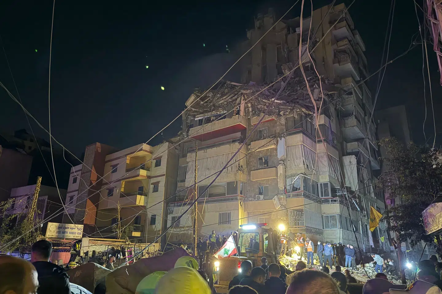 Folk er stimlet sammen på gaden, efter at Israel onsdag har sendt et angreb mod Beirut. Det er det første angreb mod hovedstaden siden 17. april.