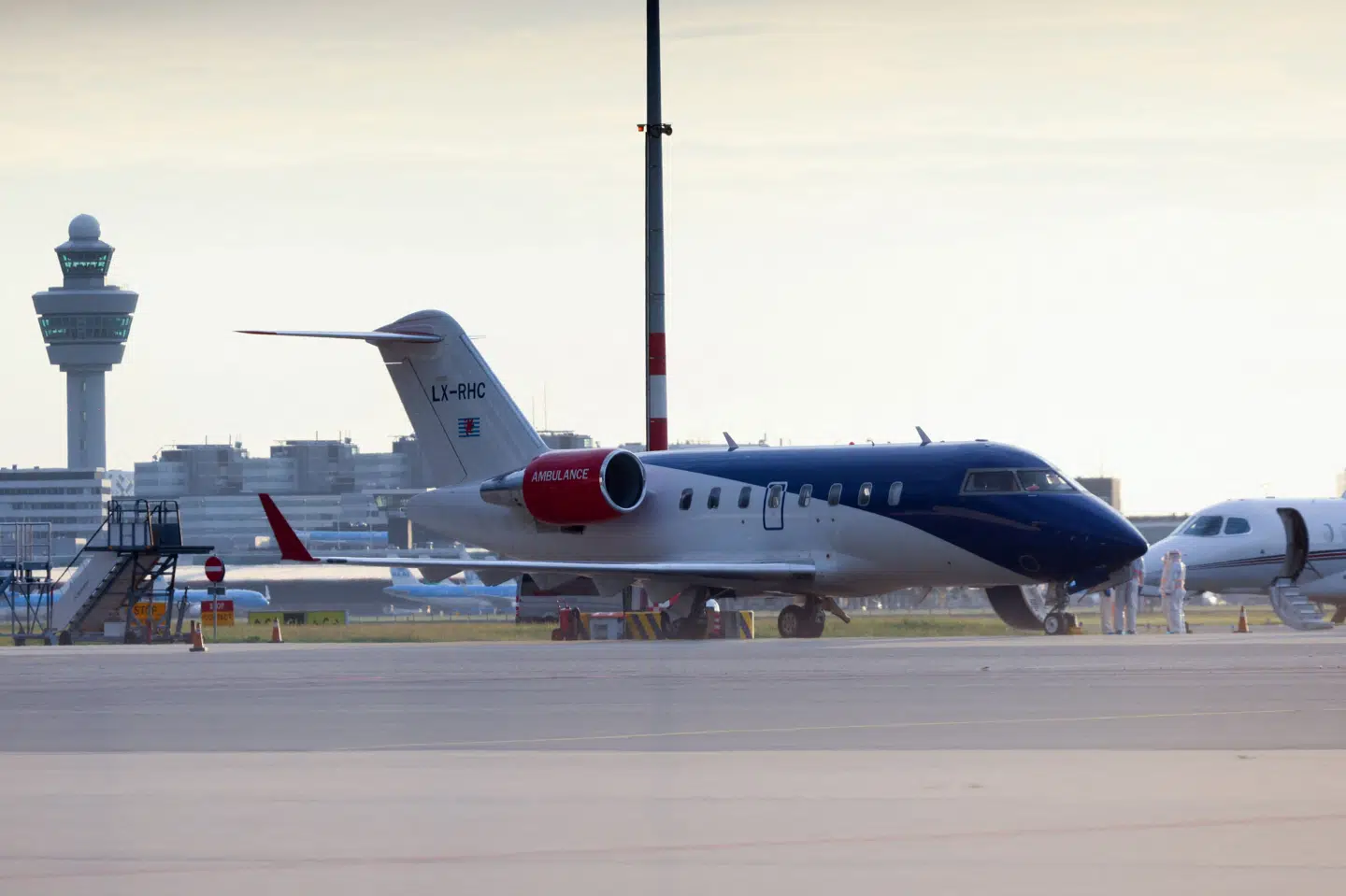 Et fly med en af de syge passagerer fra det virusramte krydstogtskib menes onsdag at være landet i Amsterdam. Her ses flyet, som formodes at have fragtet en af de evakuerede.