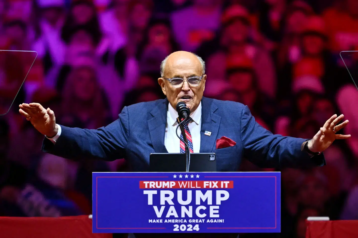 Rudy Giuliani taler ved et vælgermøde under valgkampagnen for USA's præsident, Donald Trump, i New York City i 2024. Han er Trumps tidligere advokat, og var borgmester i den amerikanske storby under terrorangreb i 2001. (Arkivfoto).