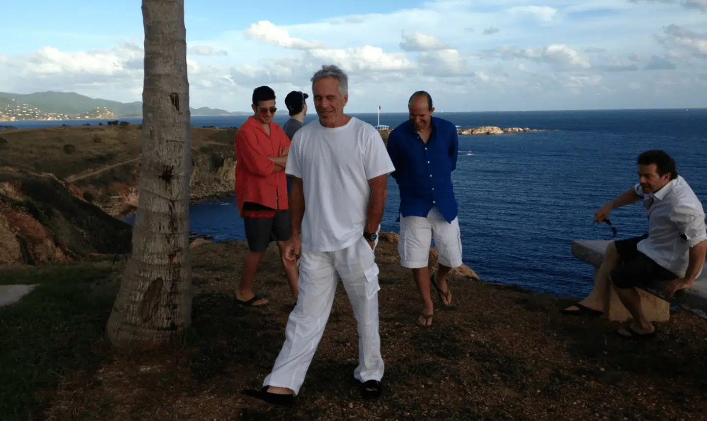 Blandt andet dette billede fra Jeffrey Epsteins berygtede ø er dukket op. Her ses blandt andre Jeffrey Epstein (i hvidt) og Howard Lutnick (i blå skjorte).