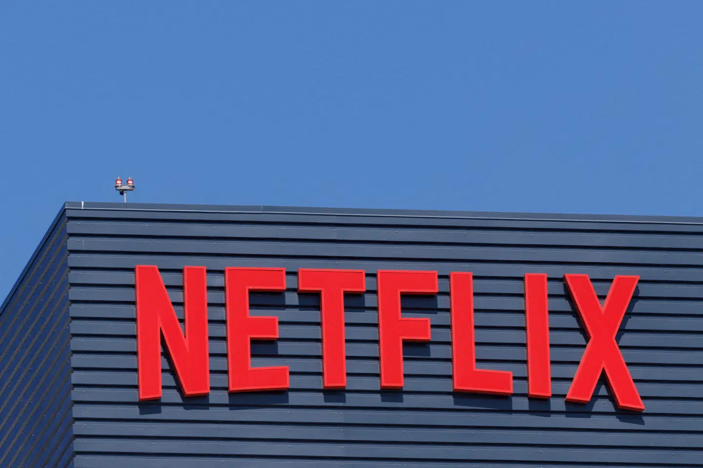 Netflix-logoet ses på en af deres bygninger i Hollywood i Los Angeles, Californien.