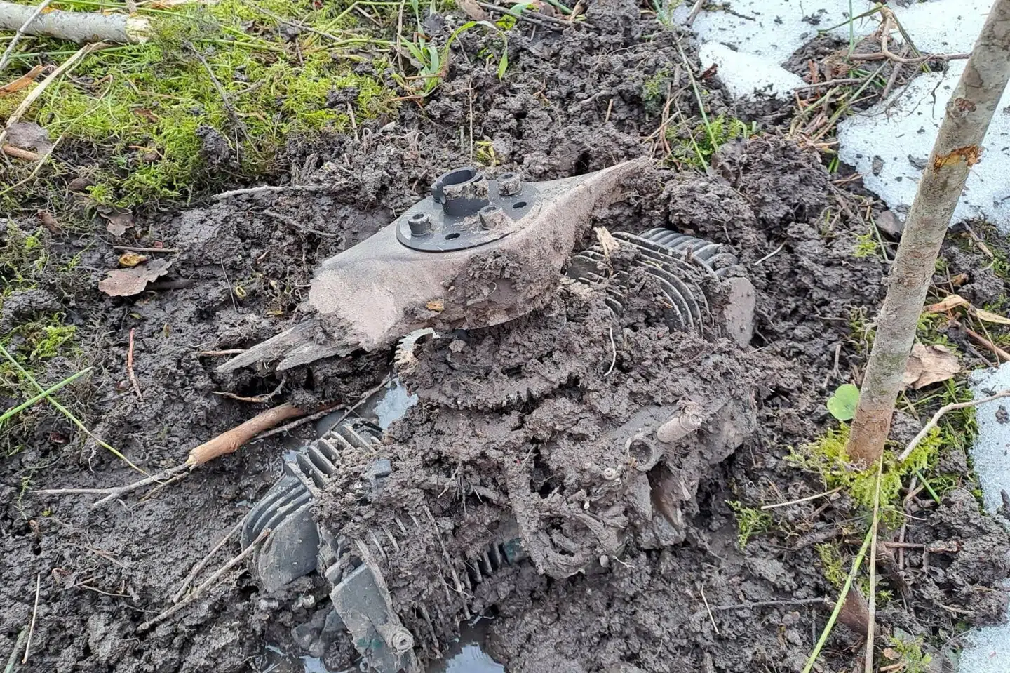 Flere ukrainske droner styrede i marts ned i de baltiske lande. Her ses vragdele fra en drone i regionen Kraslava i Letland i slutningen af marts. (Arkivfoto).
