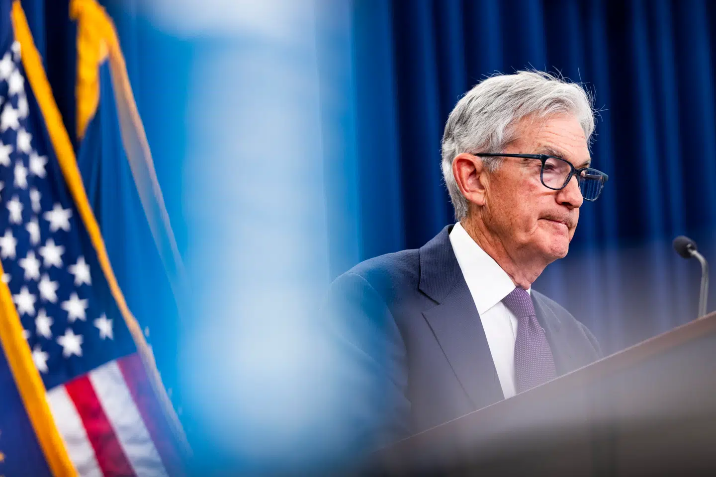 Jerome Powell forlader posten som Federal Reserve-formand, men hans beslutning om at blive siddende i centralbankens bestyrelse kan skygge for en kritisk evaluering af økonomiske resultater.