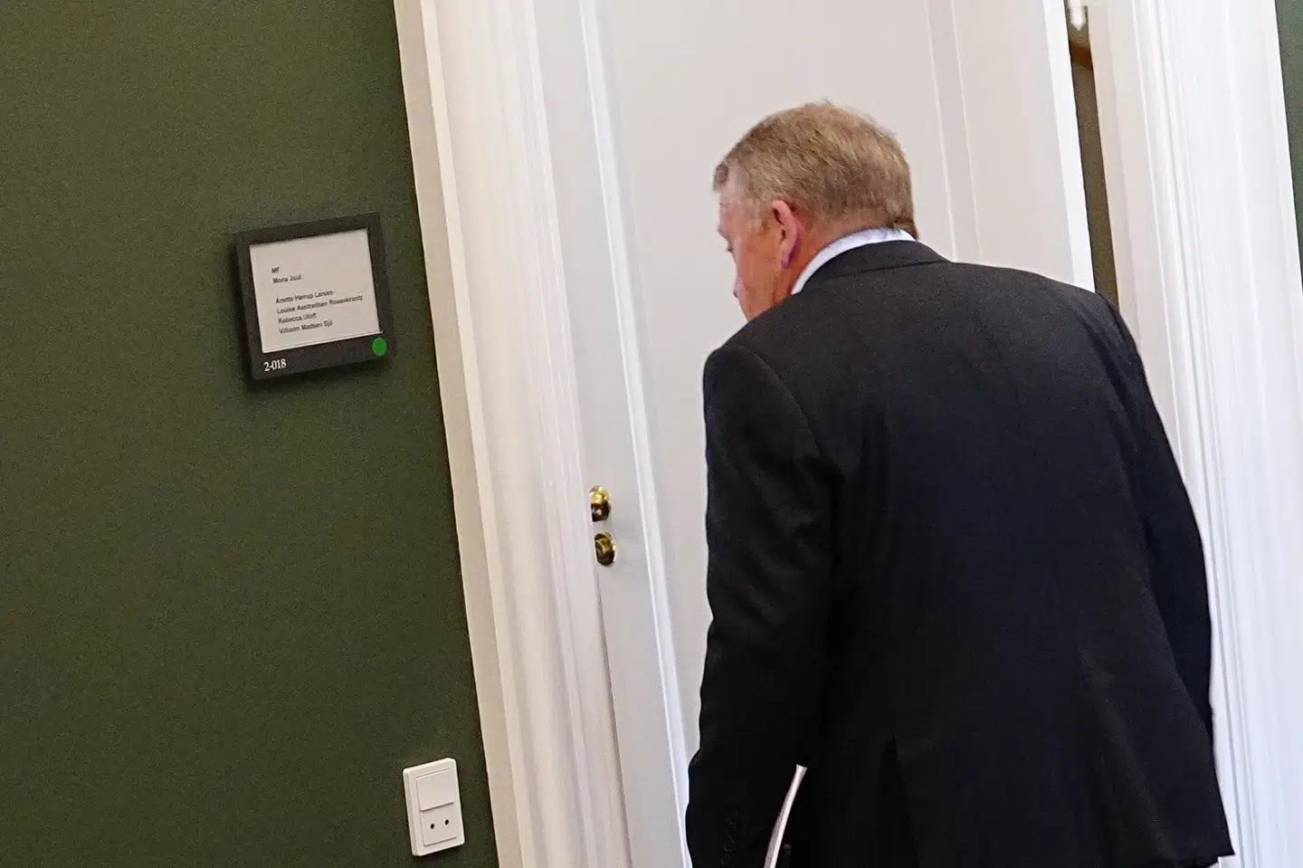 Lars Løkke Rasmussen (M) og Troels Lund Poulsen (V) er gået ind på Mona Juuls (K) kontor på Christiansborg.