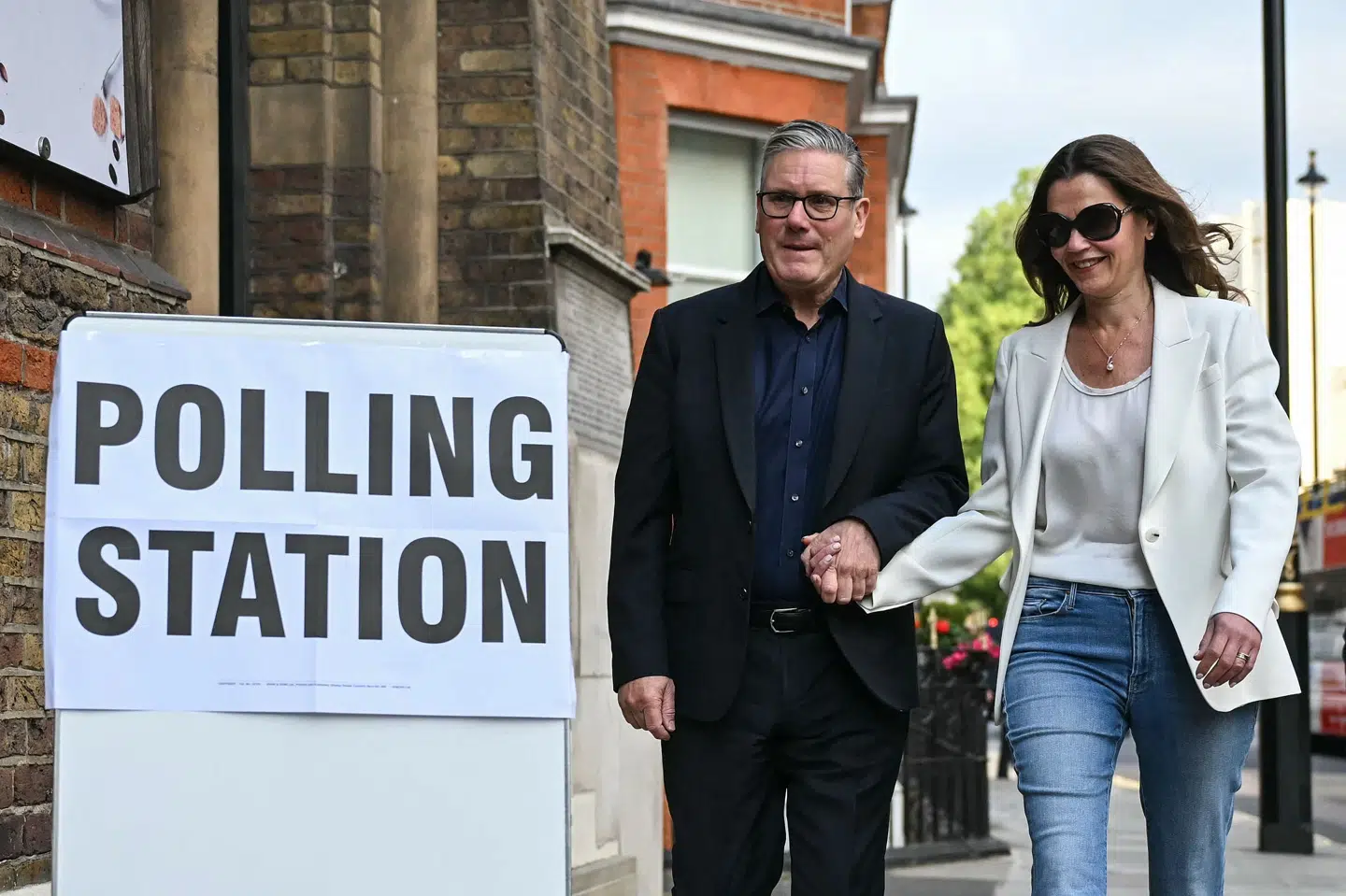 Storbritanniens premierminister, Keir Starmer, ankommer til et valgsted med sin kone, Victoria Starmer, for at stemme i London.