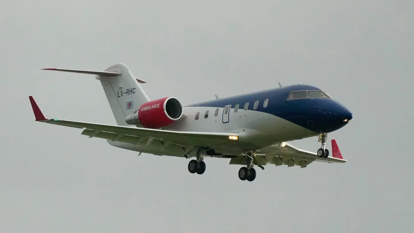 Lægeflyet Bombardier Challenger 605 ankom tidligere i dag til Amsterdam med en anden passager ombord, som man formoder er smittet med virussen.