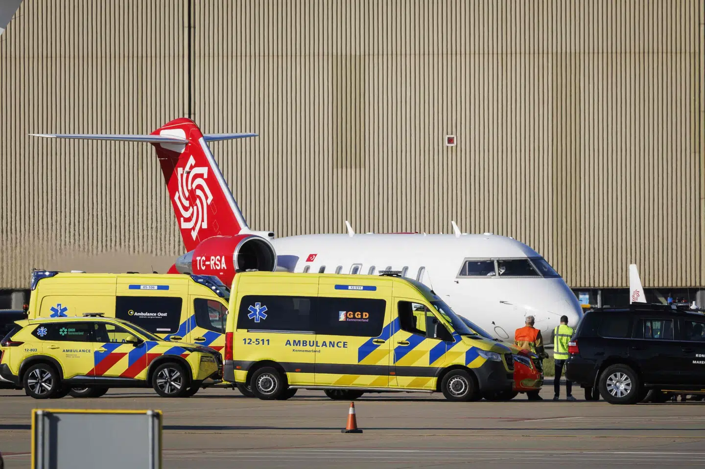 Den tredje evakuerede person, som menes at være smittet med hantavirus, er torsdag landet i Amsterdam i Holland.