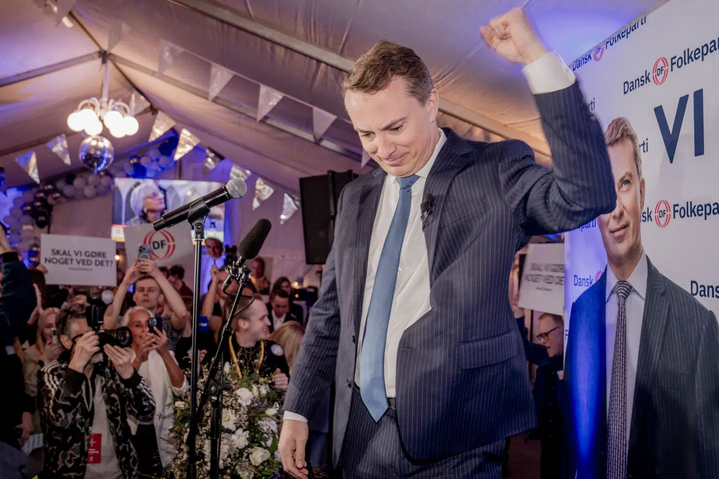 Bedst som man troede, at selvtilliden i Dansk Folkeparti ikke kunne blive større, tager partiet nu et nyt nøk opad i meningsmålingerne – og hvis det overhovedet er muligt, kan partiet nu rette ryggen endnu mere, siger politisk kommentator.