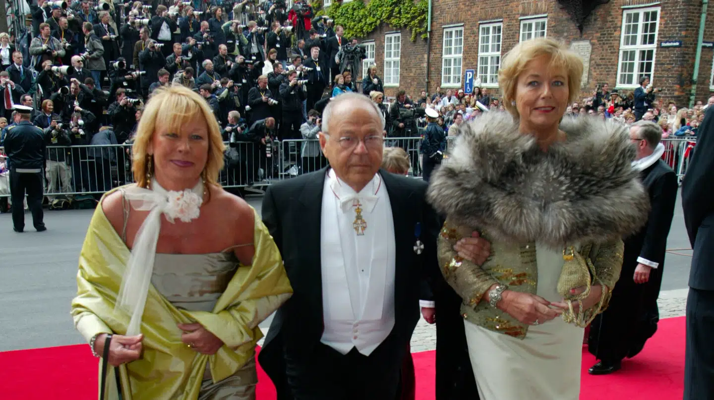 Isi Foighel og sin hustru Edith Moltke-Leth (th.) og Anne Fabricius-Bjerre (tv) ankommer til Vor Frue Kirke til det kgl. bryllup 14. maj 2004.