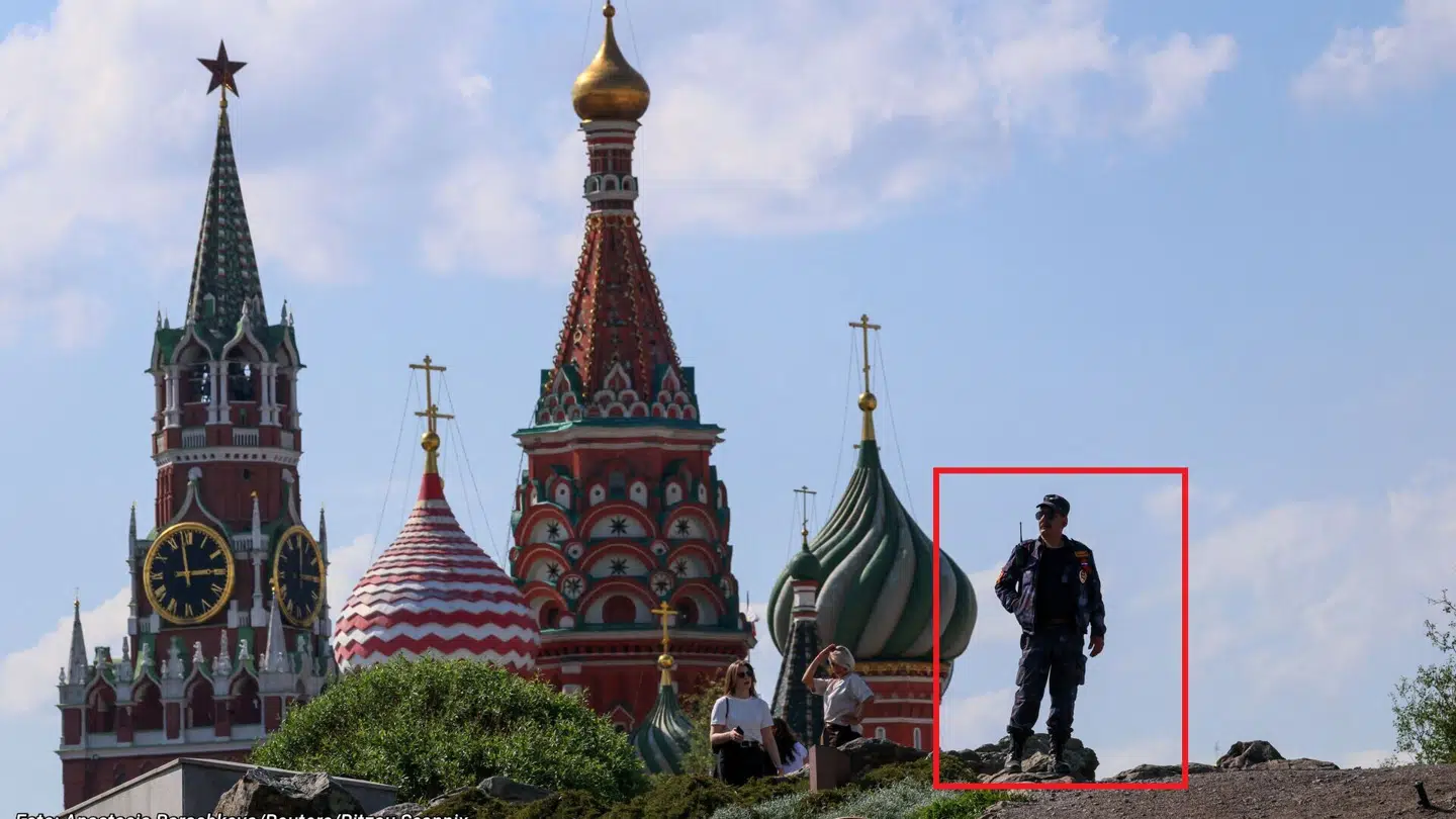En russisk sikkerhedsvagt på plads i dagene op til den årlige militærparade 9. maj i Moskva. Sikkerheden er ekstra høj i år, da man frygter et ukrainsk angreb.
