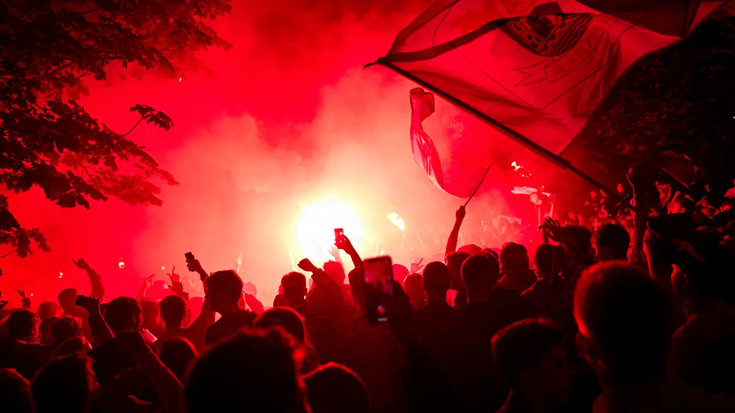 AGF-fans fejrer bronzemedaljerne i 2020 med fyrværkeri på Rådhuspladsen i Aarhus. Hvad kan det ikke ende med, hvis de vinder guld?