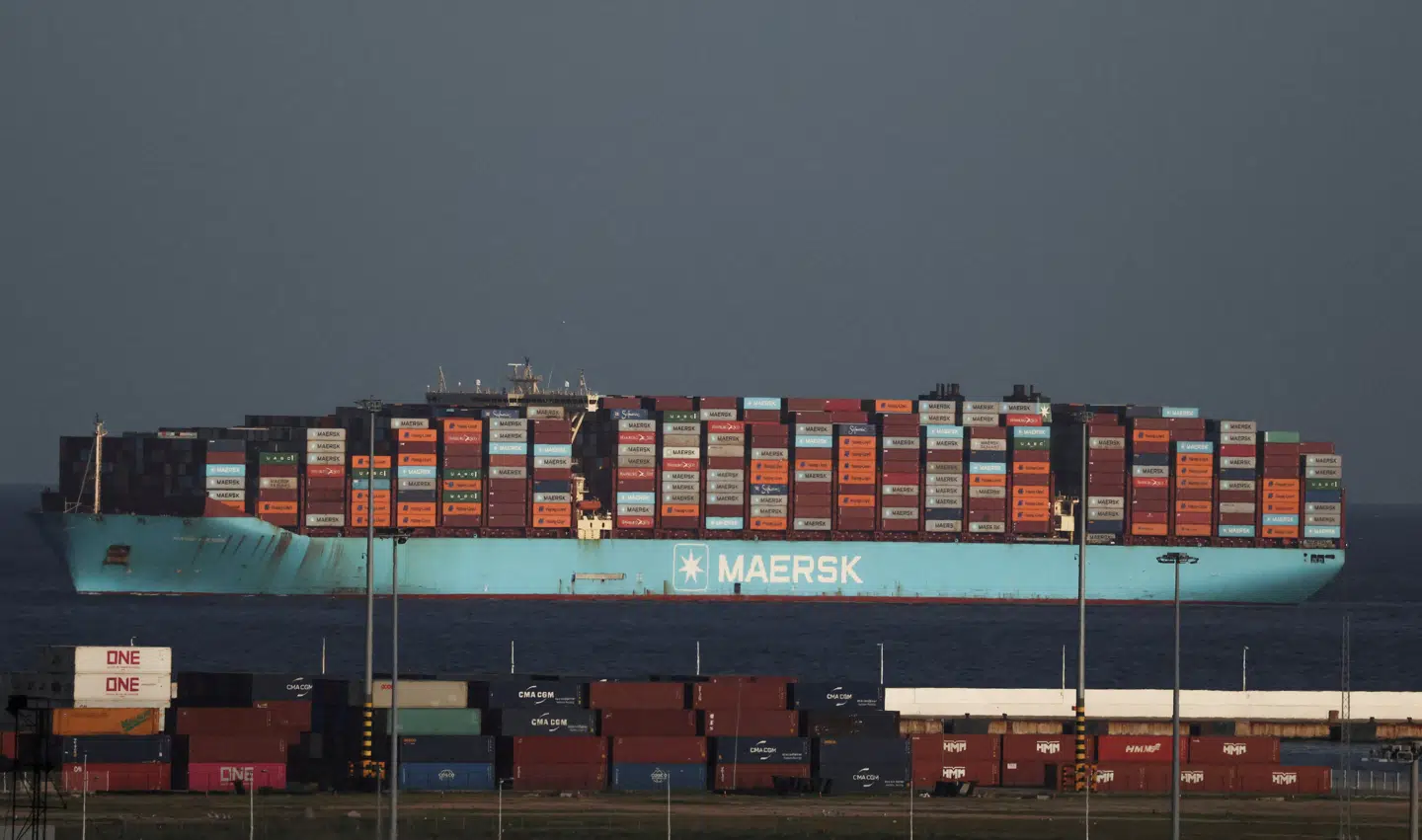 Mærsk fragter containere globalt, og her ses et af selskabets skibe ud for Cadiz i det sydlige Spanien.
