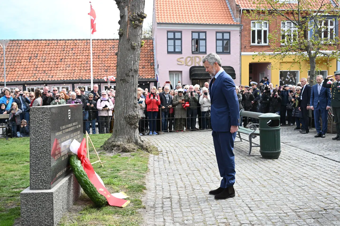 Kong Frederik genindvier torsdag formiddag en mindesten for dræbte borgere under bombardementer 7. og 8. maj 1945. Stenen har fået en ny placering på Lille Torv i Rønne.