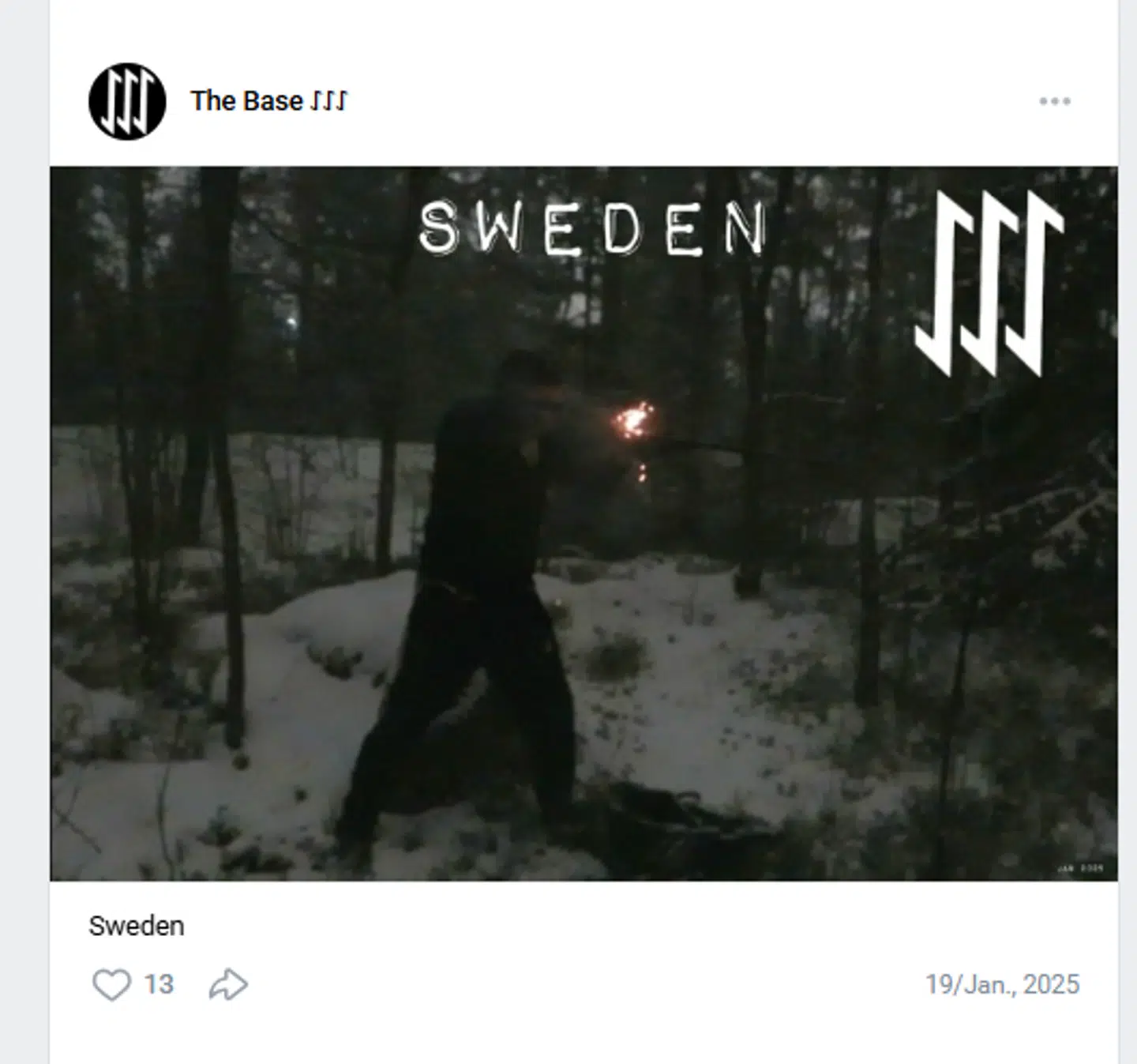 Her ses et medlem af The Base, der skydetræner i en skov. Billedet er tilsyneladende fra Sverige. Sidste år blev et svensk medlem idømt otte års fængsel for som blot 17-årig at have planlagt flere terrorangreb.