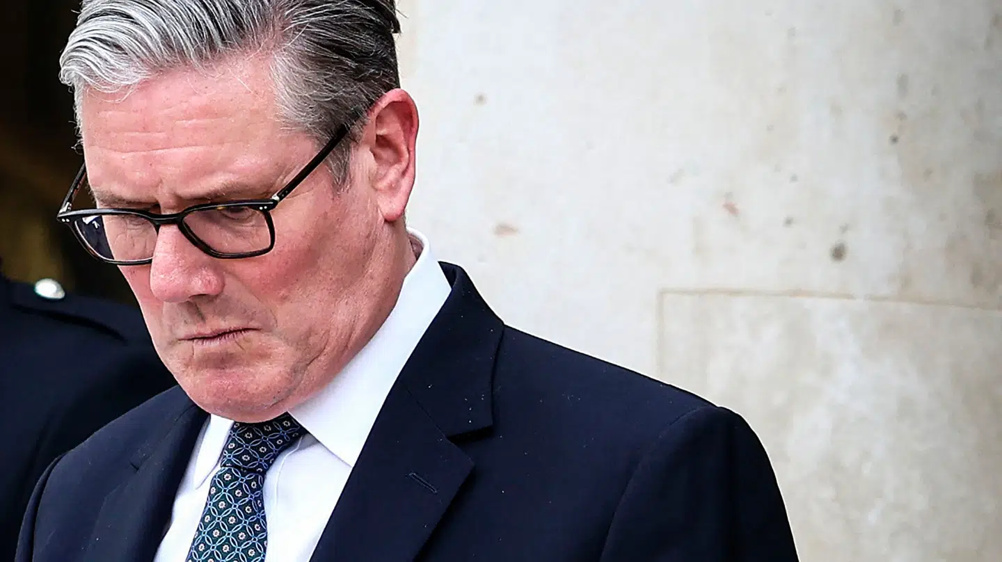 Den britiske premierminister og Labour-leder Keir Starmer står sammen med sit parti til en syngende vælgerlussing.