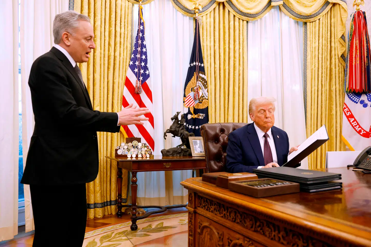 Kryptozaren David Sacks (tv) er en af de techmilliardærer, der ser enhver form for regulering af kunstig intelligens som et stort problem. På billedet besøger Sacks Det Ovale Kontor få dage efter indsættelsen af præsident Trump i januar 2025.