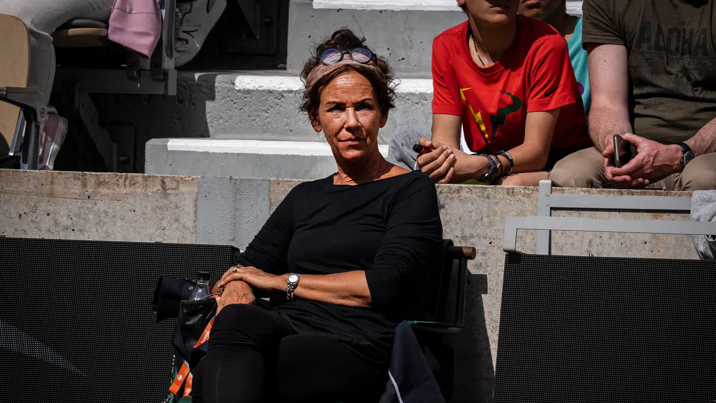 Tennismoren bakker op om verdensstjernerne.