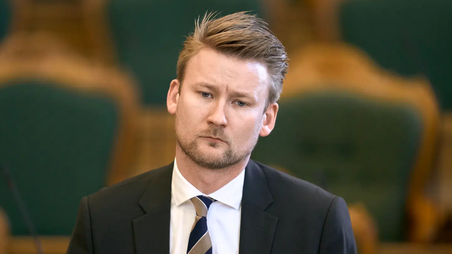 Dansk Folkepartis politiske ordfører, Peter Kofod, og flere andre politikere har spørgsmål til den kommende skatteminister, når det gælder modregninger på 1 krone fra Gældsstyrelsen.
