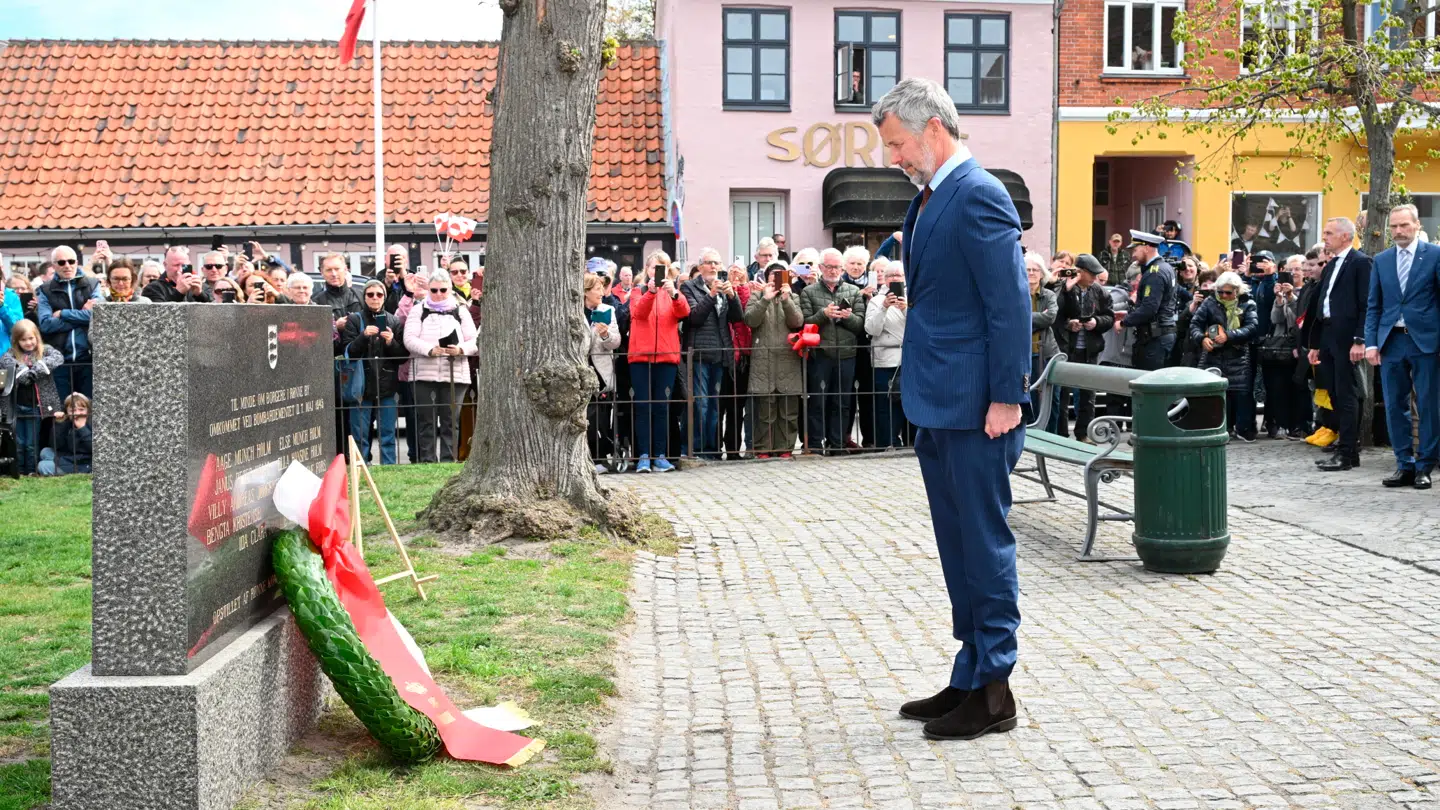 Kong Frederik foran den genindviede mindesten i Rønne.