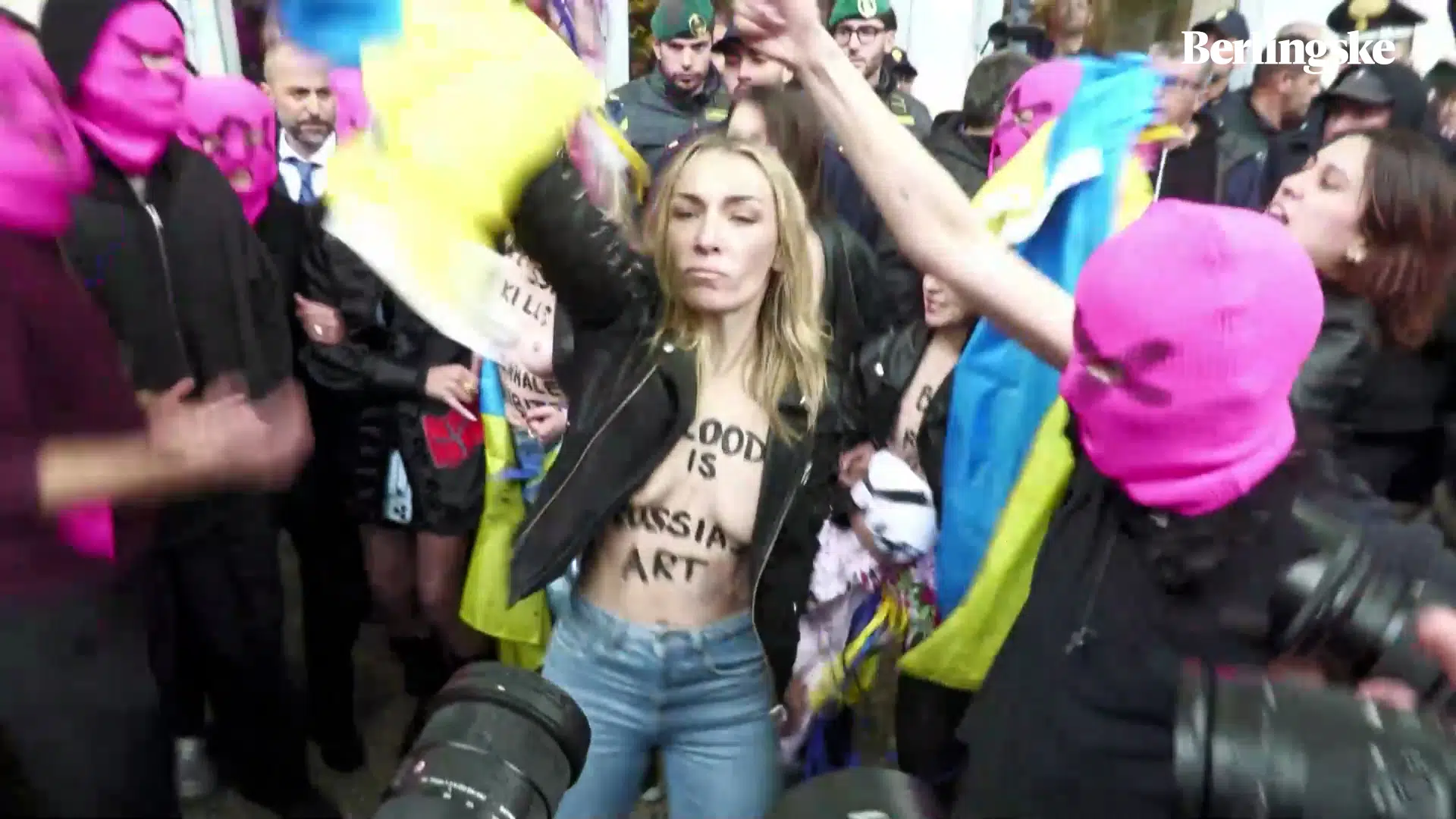 Pussy Riot i aktion foran Ruslands pavillon ved Biennalen: »Blod er Ruslands kunst«