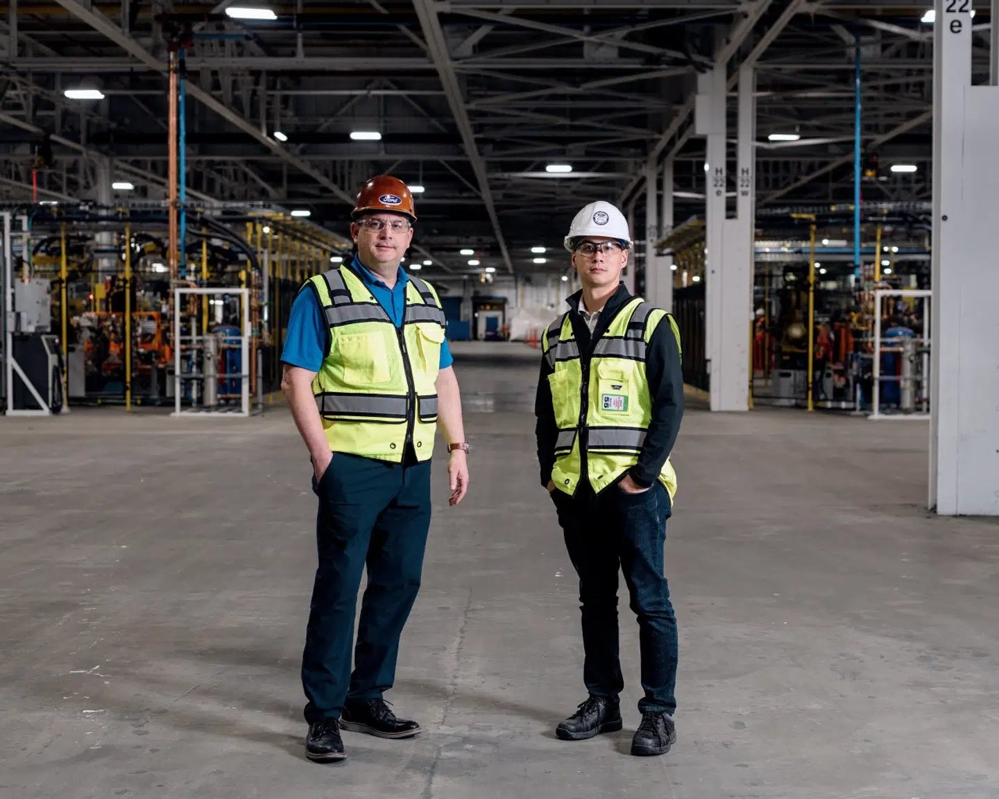 Brian McGauley, fabrikschef, og Kevin Young, ledende produktionsingeniør, på Fords fabrik i Louisville, Kentucky.