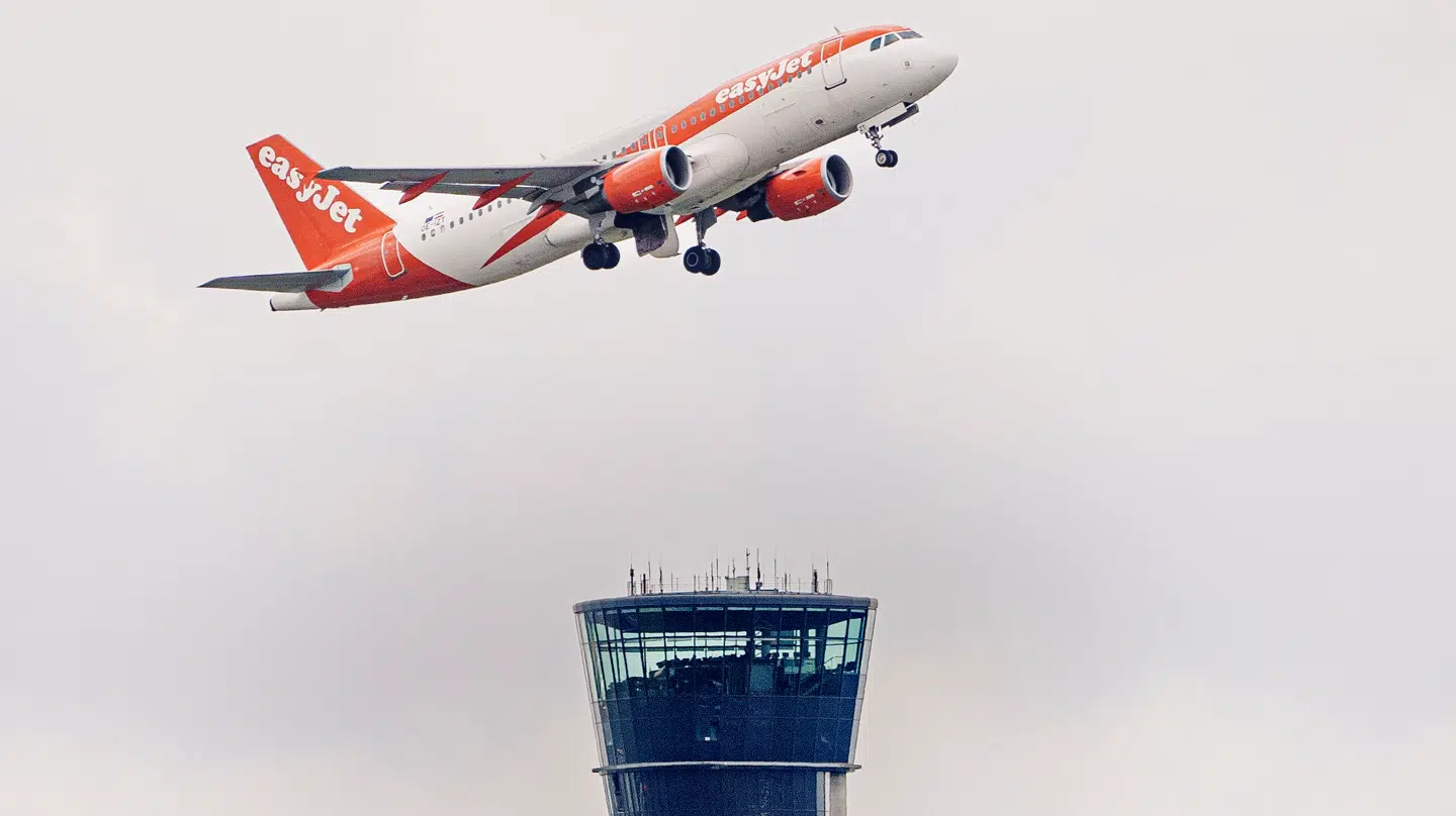 Flybranchen er i knæ og flere selskaber har allerede skåret to millioner sæder ud af planerne for maj