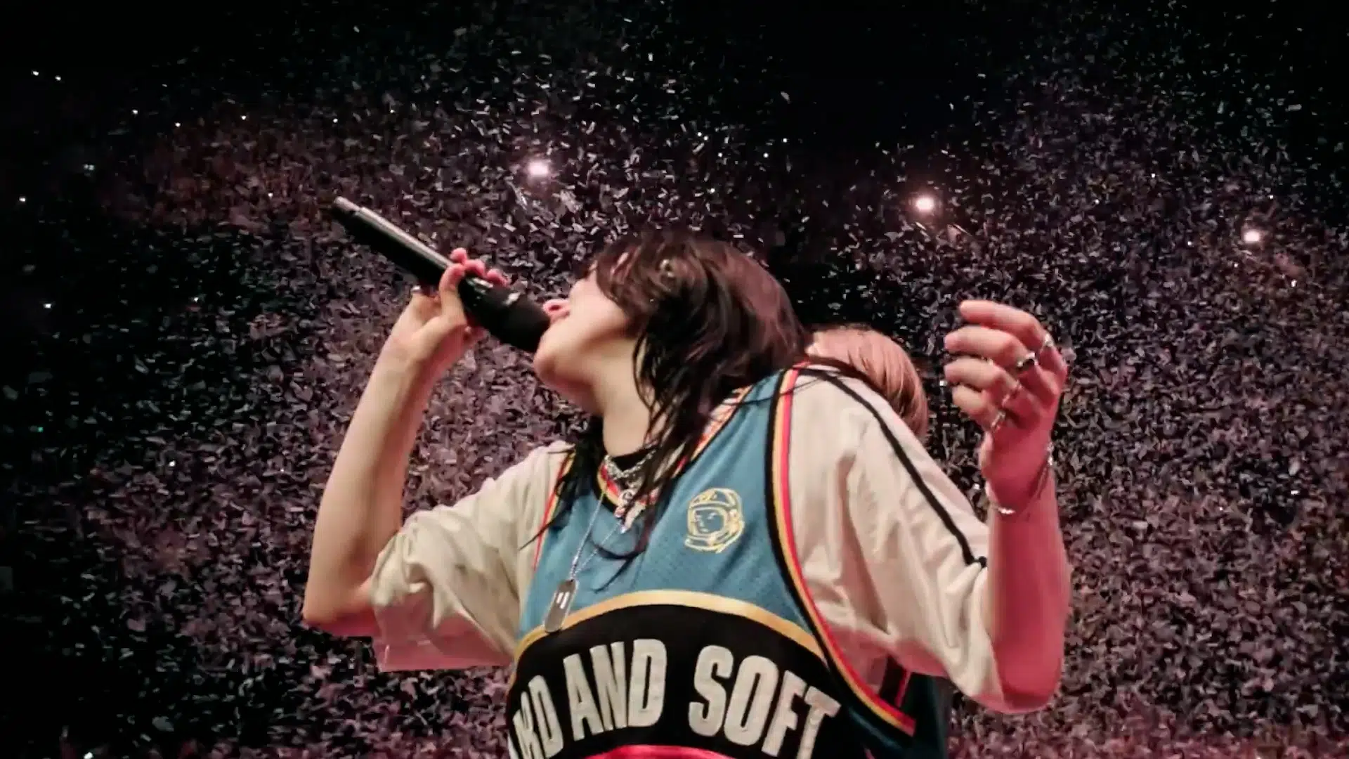 »Jeg elsker jer,« siger Billie Eilish til sine grædende fans – for popstjerner i dag trøster