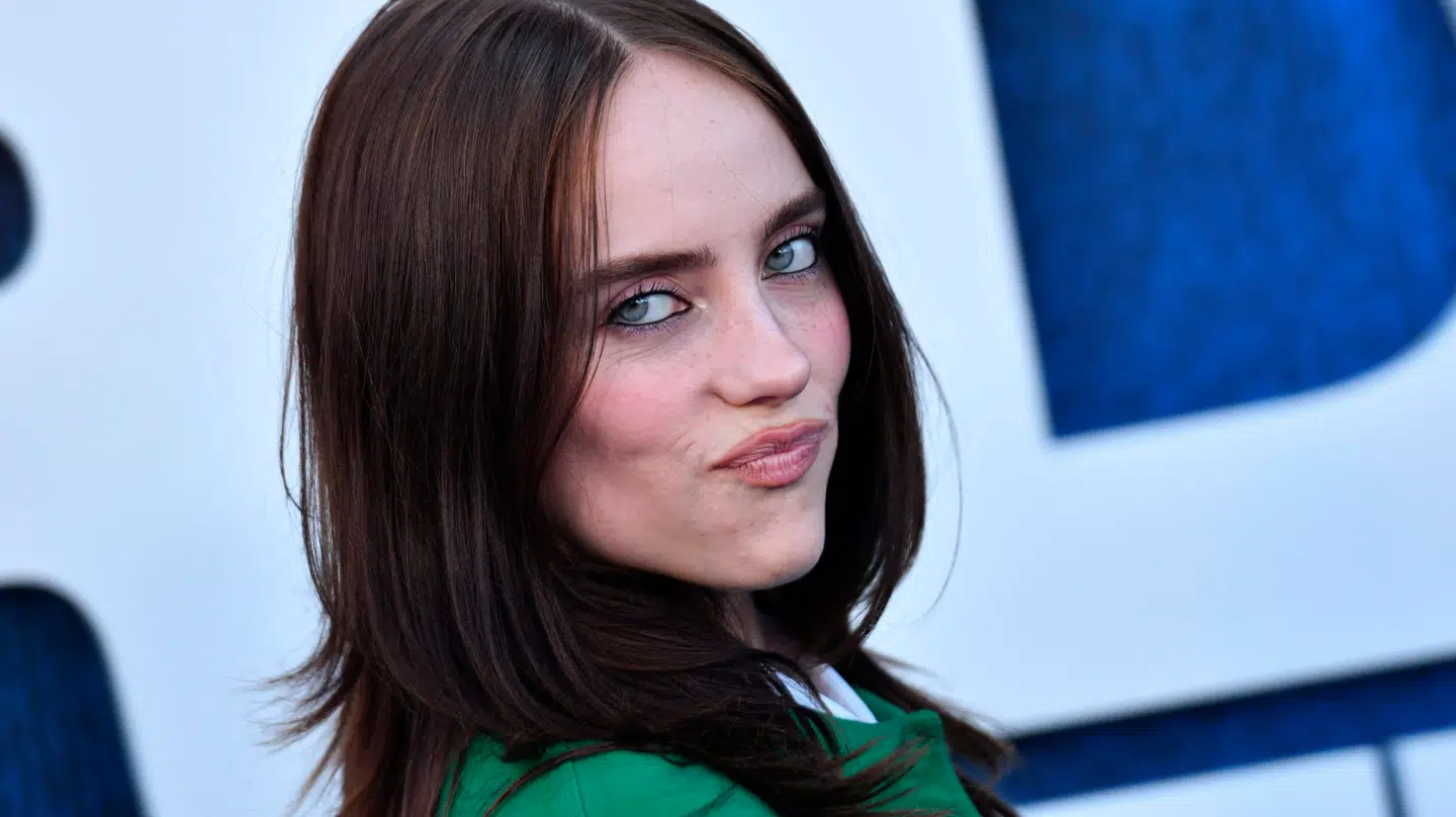 Billie Eilish undertrykker symptomerne konstant, når hun er på, fortæller hun i et interview.