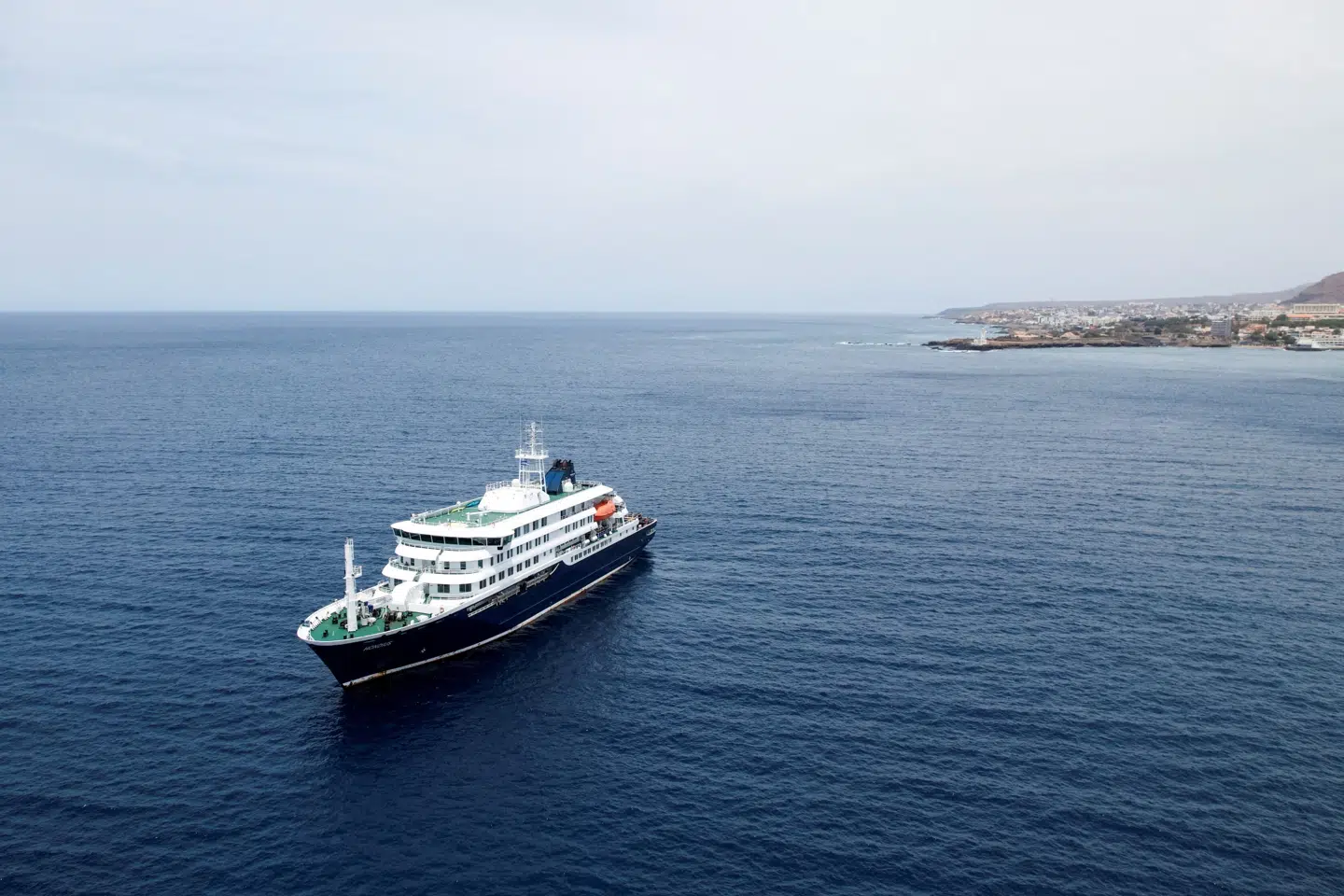 Krydstogtskibet MV "Hondius", som de smittede alle har sejlet med, har aktuelt kurs mod De Kanariske Øer efter at have ligget for anker ved Kap Verde. Her ses det med drone 6. maj.