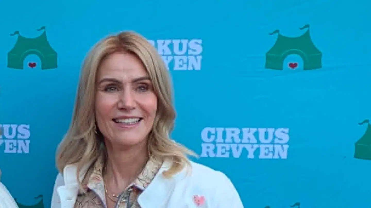 Thorning dukkede torsdag aften op til premiere på Cirkusrevyen på Bakken.