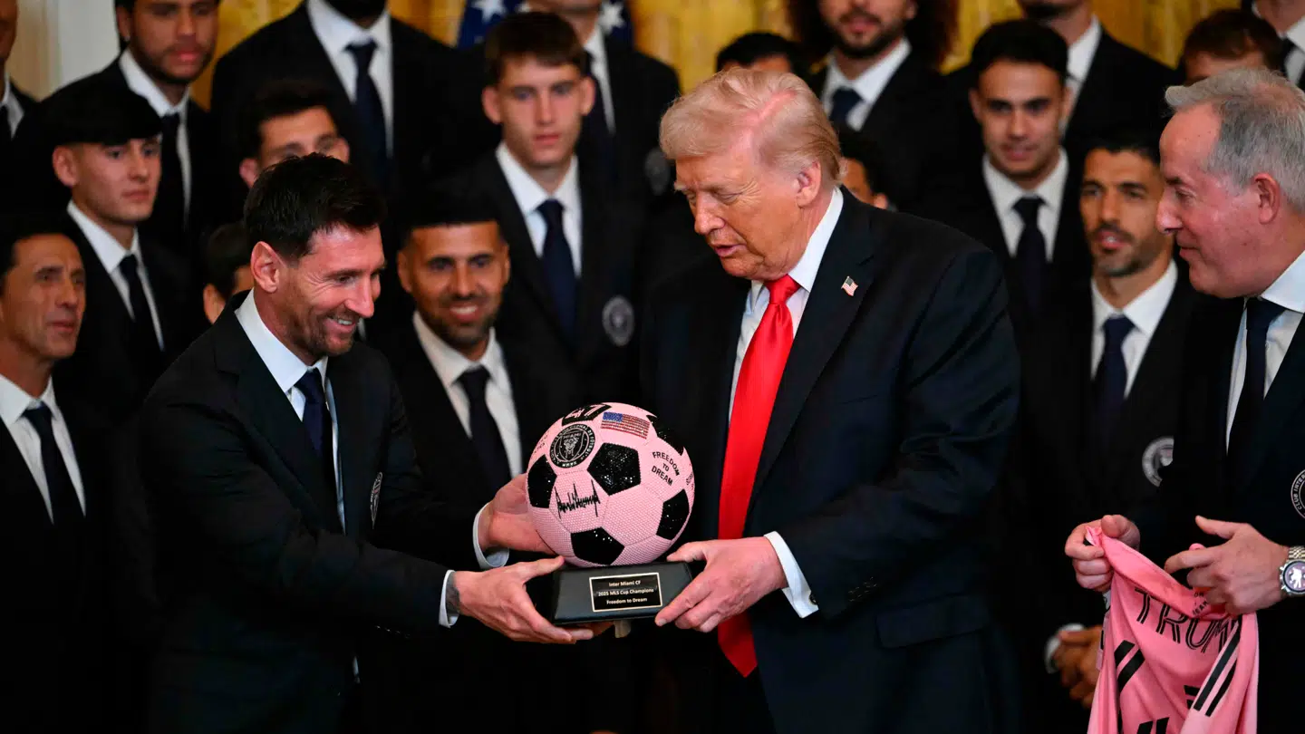 Donald Trump udtrykker bekymring for, at de høje priser kunne udelukke arbejderklassefans.