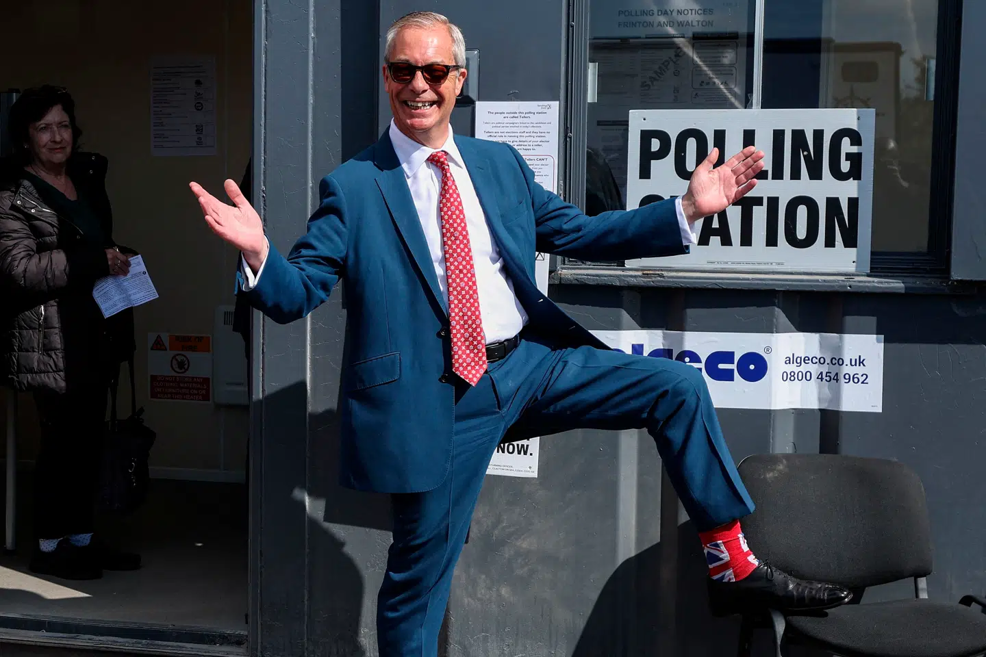 Nigel Farage er altid god for et billede, og han har taget de britiske vindersokker på. Han er lokalvalgets helt store vinder, og Keir Starmer er den helt store taber, viser de foreløbige tal. Spørgsmålet er, hvad tallene betyder.