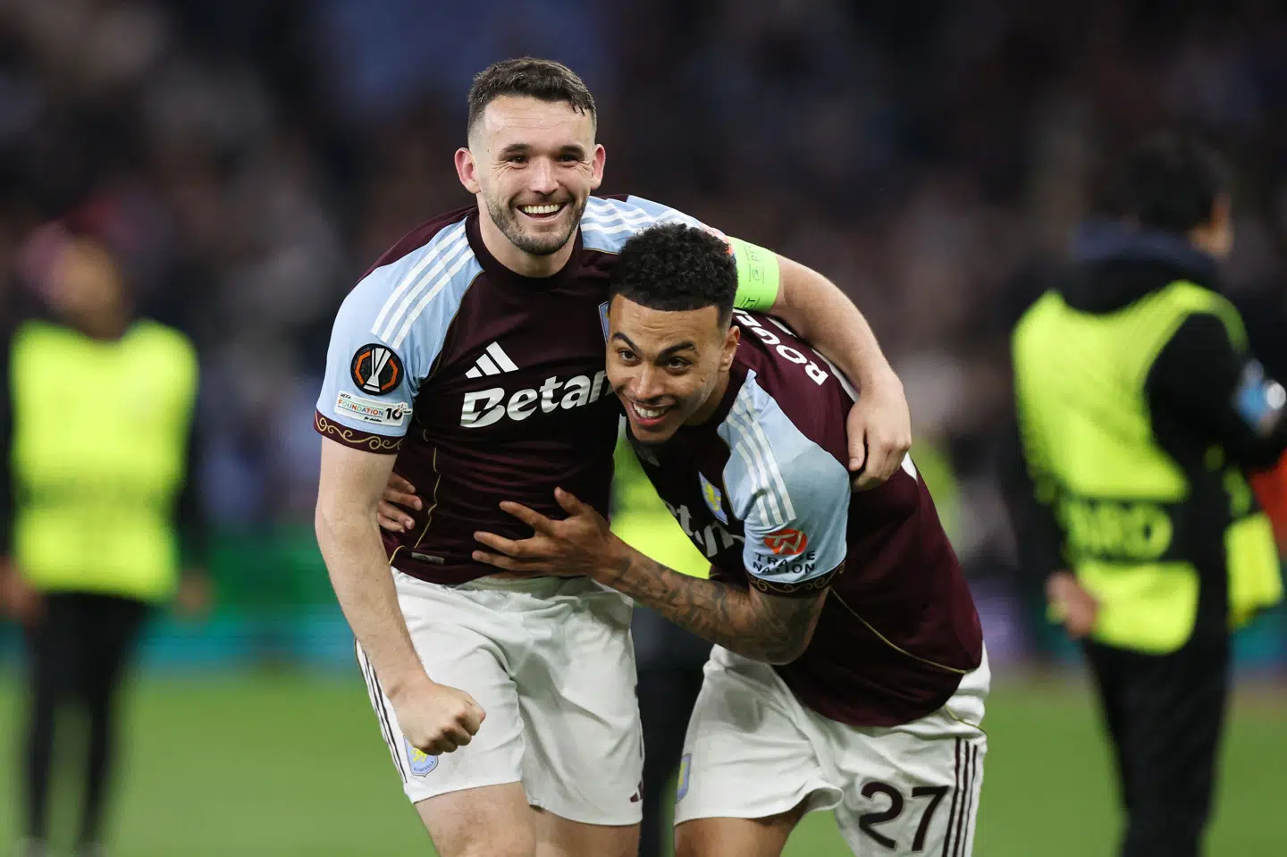 John McGinn og Morgan Rogers jubler over 4-0-sejren over Nottingham Forest.