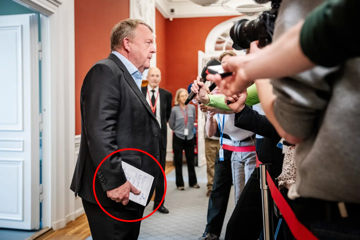 Moderaternes, Lars Løkke Rasmussen havde notater i hånden efter et gruppemøde på Christiansborg torsdag.