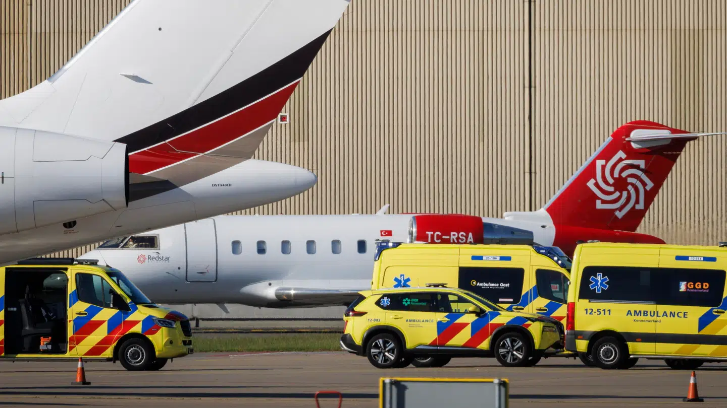 Både ambulancer og sundhedspersonale ventede torsdag i Schiphol lufthavn tæt på Amsterdam for at modtage en syg person fra krydstogtskibet MV Hondius. Nu kan en hollandsk stewardesse, der havde symptomer på den farlige virus, heldigvis ånde lettet op.