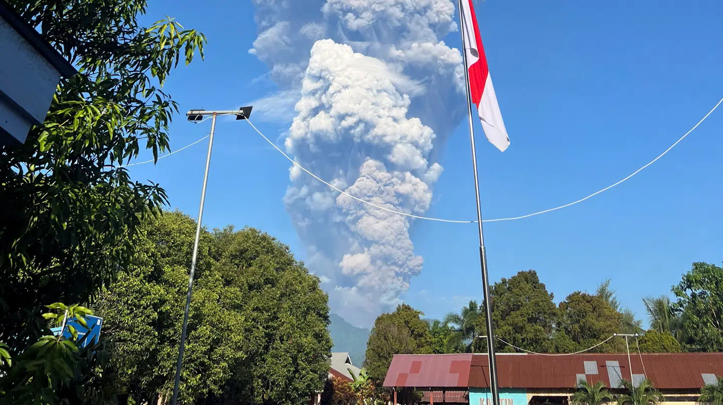 En kæmpe askesky efter vulkanudbruddet på den nordlige del af øen Maluku.