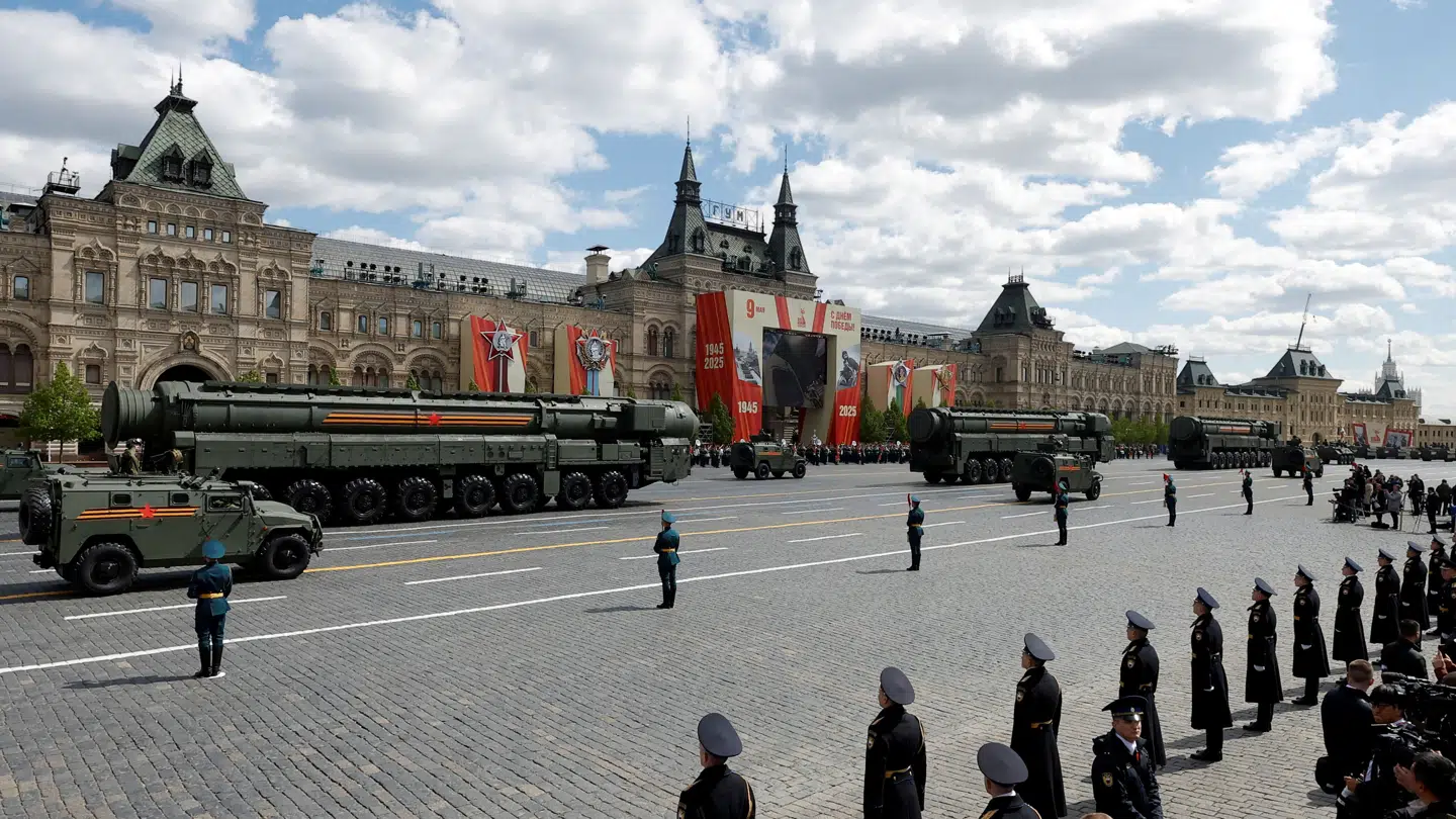 Sådan så det ud sidste år på Den Røde Plads, da den årlige militærparade 9. maj løb af stablen – i en helt anden størrelse, end vi kommer til at se i år.