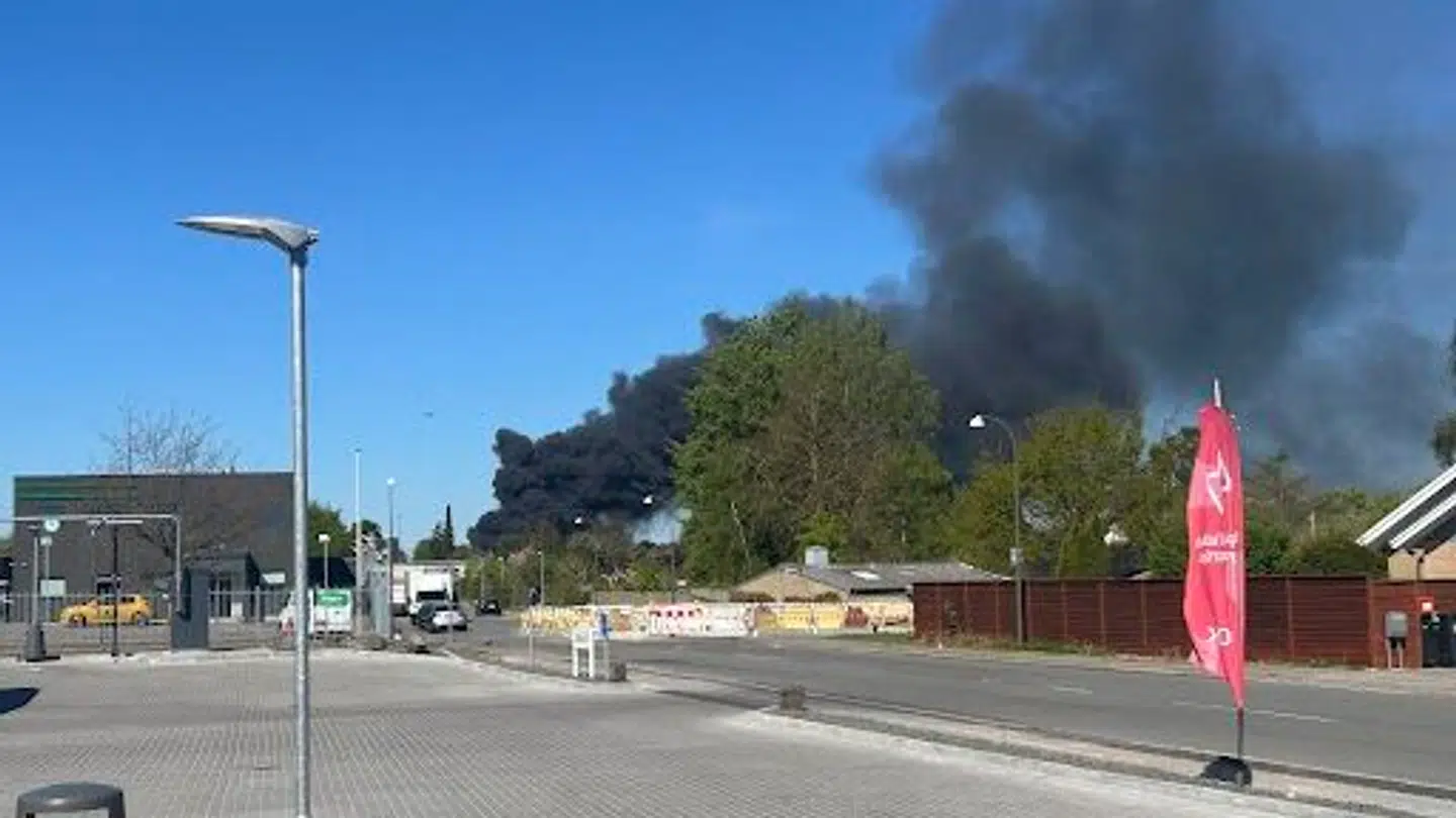 Massiv brand raser i lagerbygning i Skovlunde — image 1