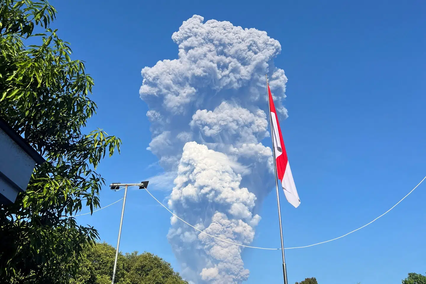 En askesky blev fredag morgen lokal tid sendt op i luften, efter at vulkanen Mount Dukono på den indonesiske ø Halmahera gik i udbrud. Tre vandrere er døde, mens 15 personer er blevet bragt til hospitalet.