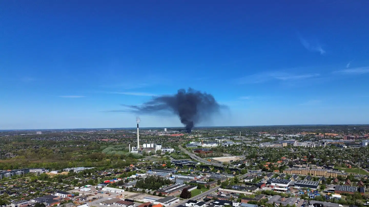 Dronebillede af branden og den store røgsky.