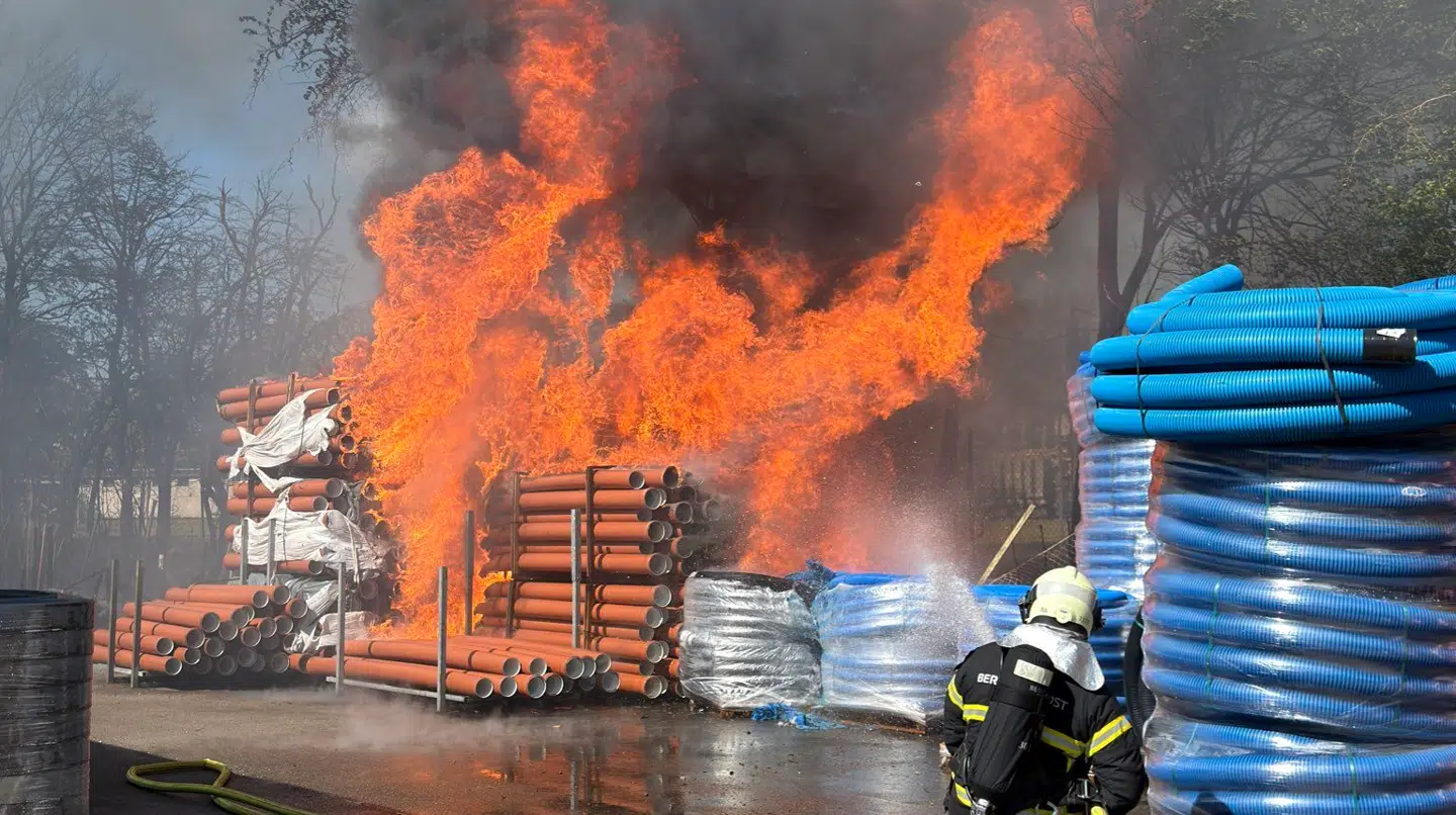 Brandvæsenet er talstærkt til stede.