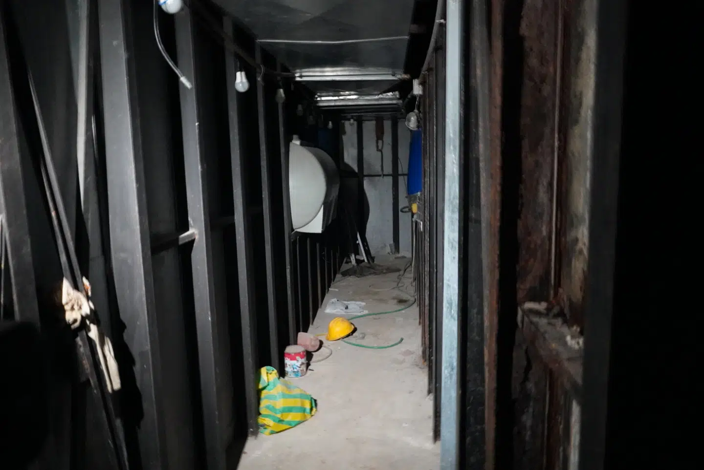 Hizbollah tunnel IDF har fundet under en tøjbutik i landsbyen Al-Khiyam i det sydlige Libanon.